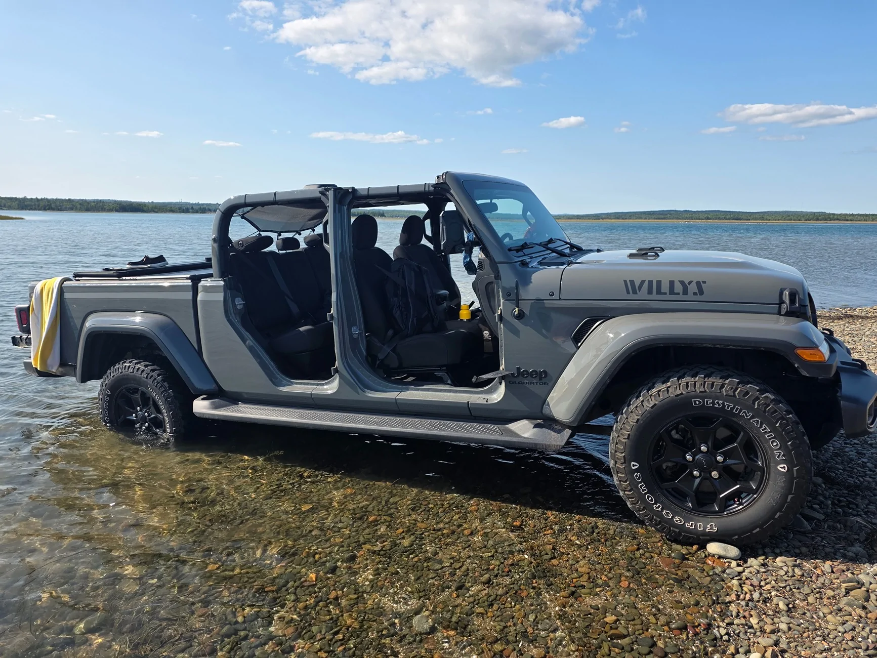 Jeep Gladiator Toes in the Ocean 3531