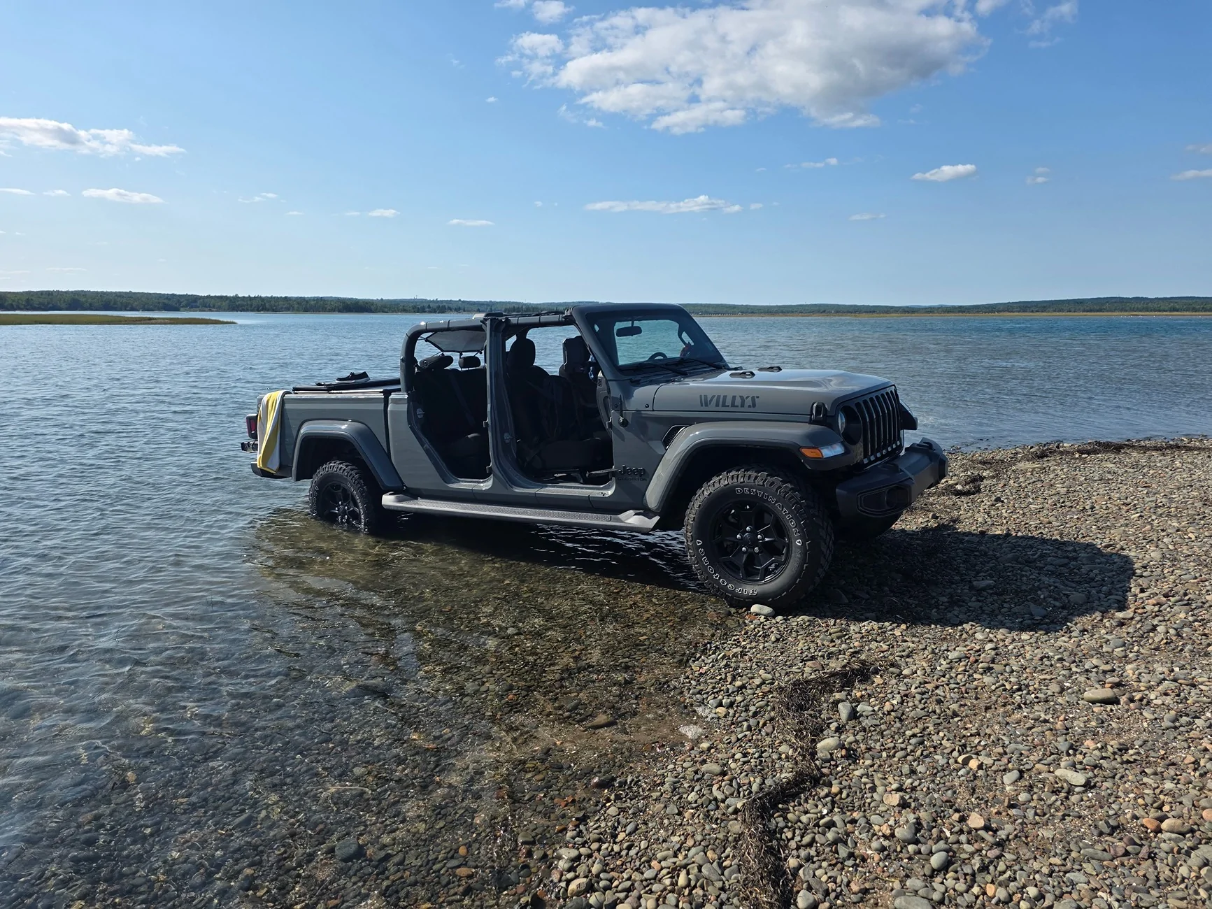 Jeep Gladiator Toes in the Ocean 3529