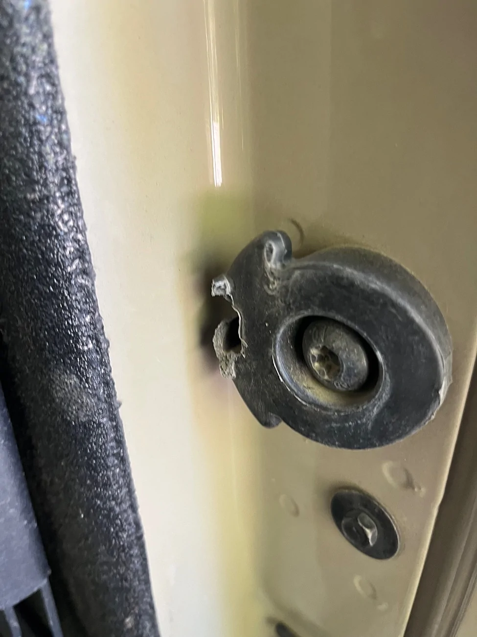 Jeep Gladiator Tailgate cable holder part IMG_0080