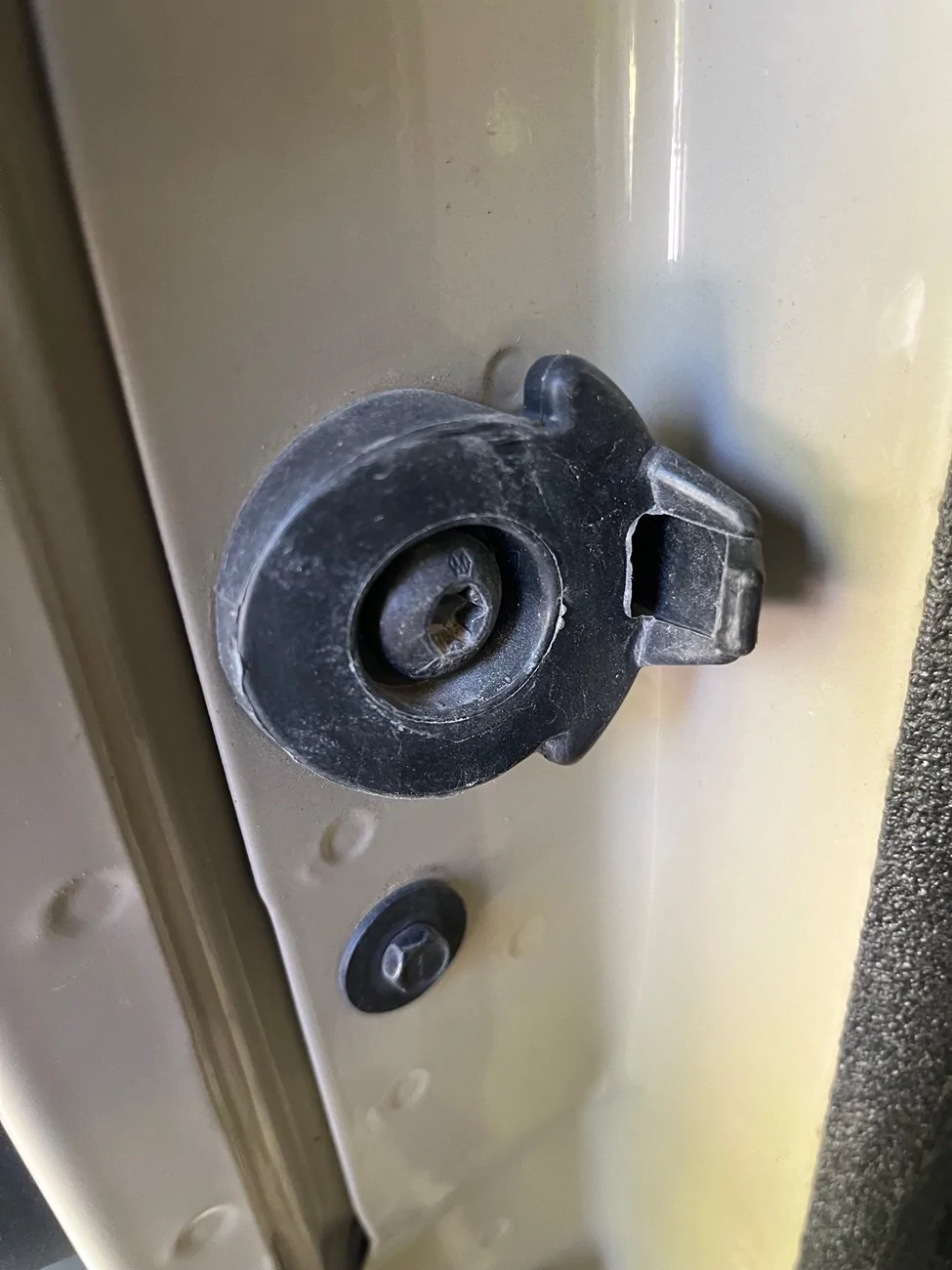 Jeep Gladiator Tailgate cable holder part IMG_0079