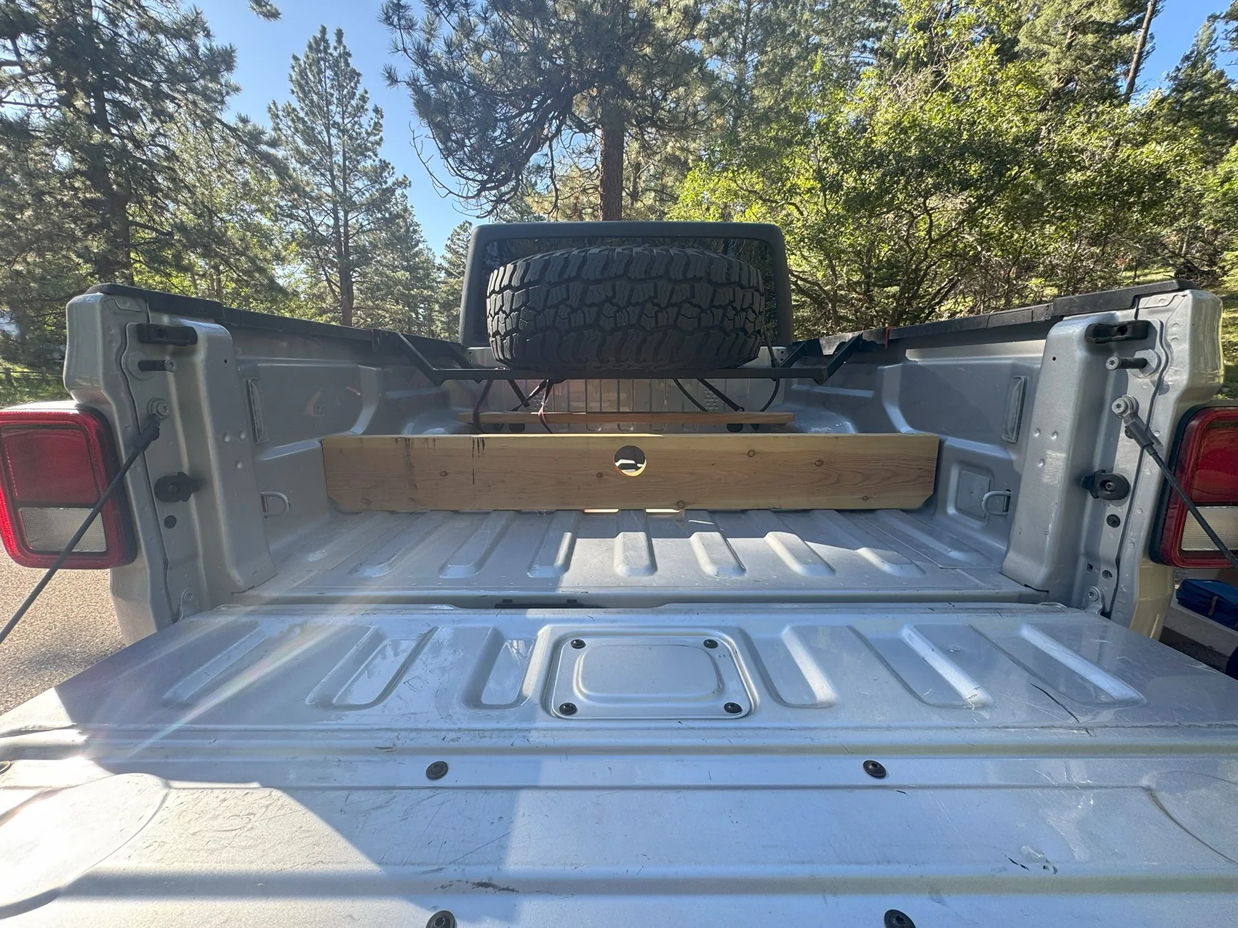 Jeep Gladiator 2023 Jeep Gladiator on 1-Tons bed