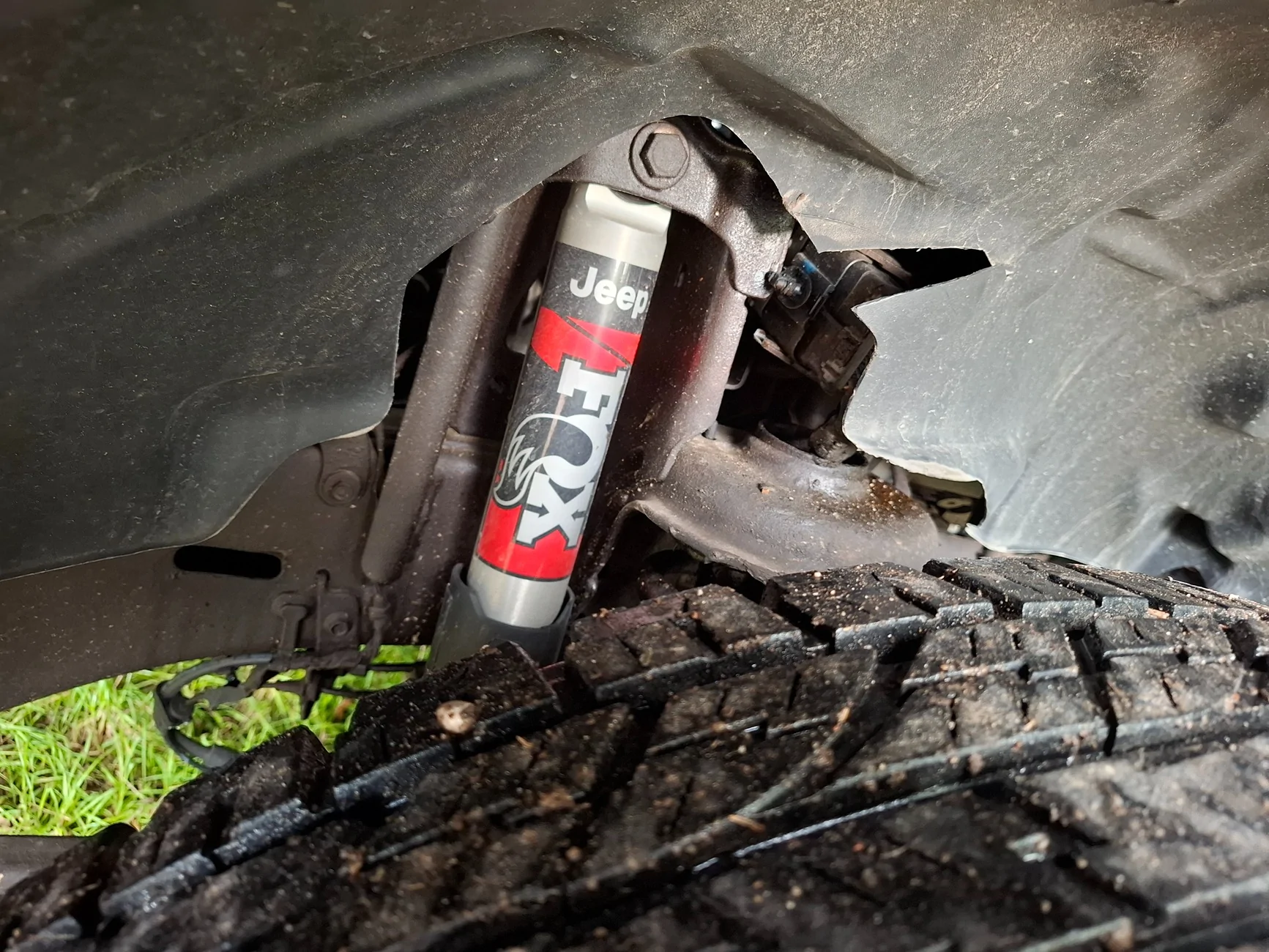 Jeep Gladiator Passanger side wire harness connector loos and broken wheel arch liner (trailside) 20250927_084215