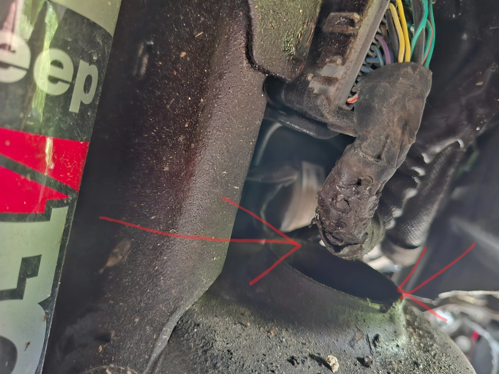 Jeep Gladiator Passanger side wire harness connector loos and broken wheel arch liner (trailside) 20250927_102043