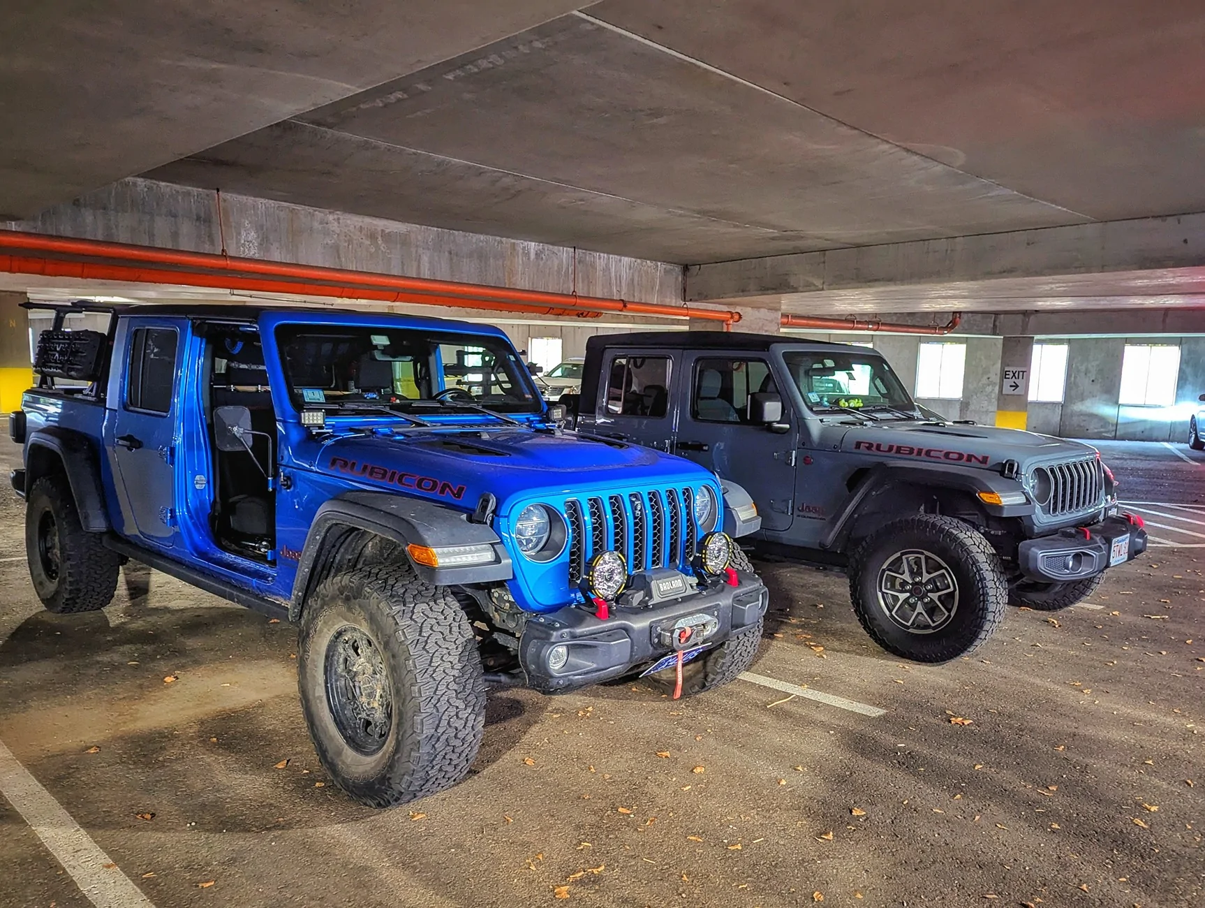 Jeep Gladiator Jeeps Parking Next To Jeeps 1000027159