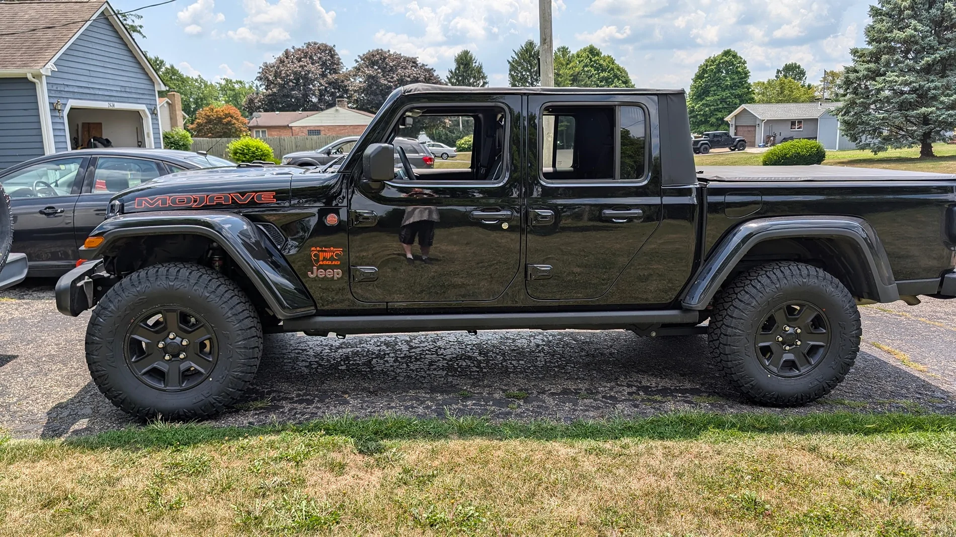 Jeep Gladiator 35s on Mojave with stock wheels. 1000005154