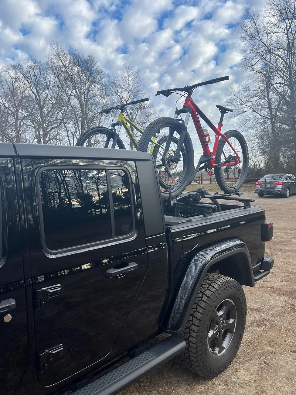 Jeep Gladiator 2025 Mojave bed cover and rails plus ski transport questions IMG_0467