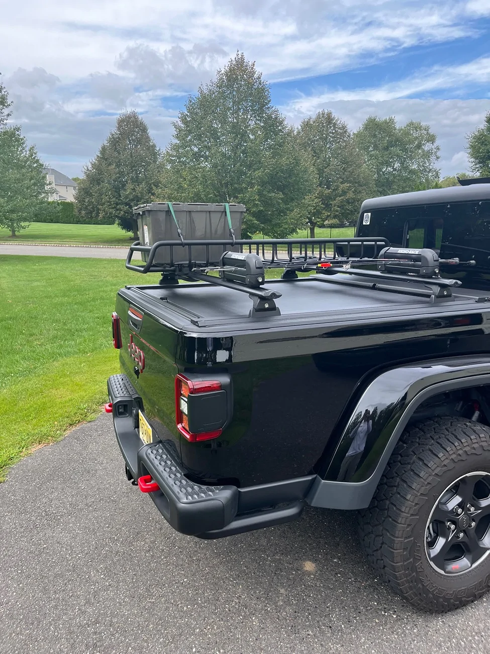 Jeep Gladiator 2025 Mojave bed cover and rails plus ski transport questions IMG_0301