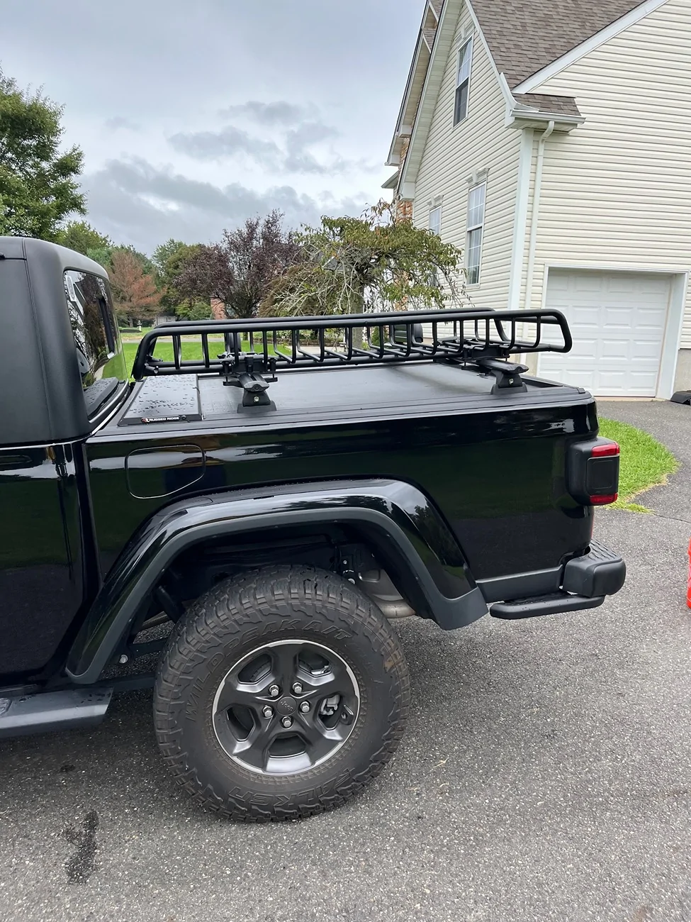Jeep Gladiator 2025 Mojave bed cover and rails plus ski transport questions IMG_0289