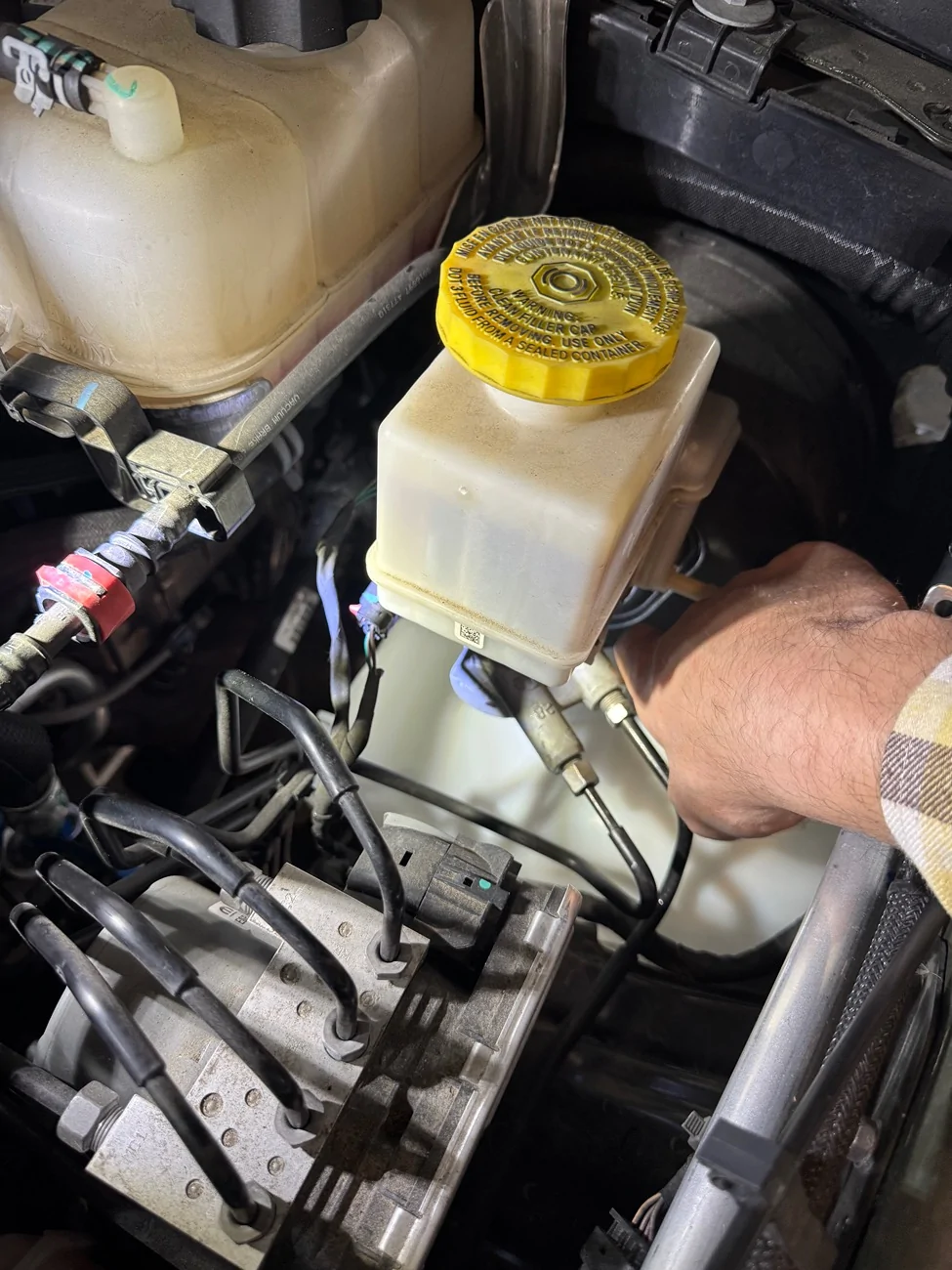 Jeep Gladiator Mounting second washer bottle IMG_7637