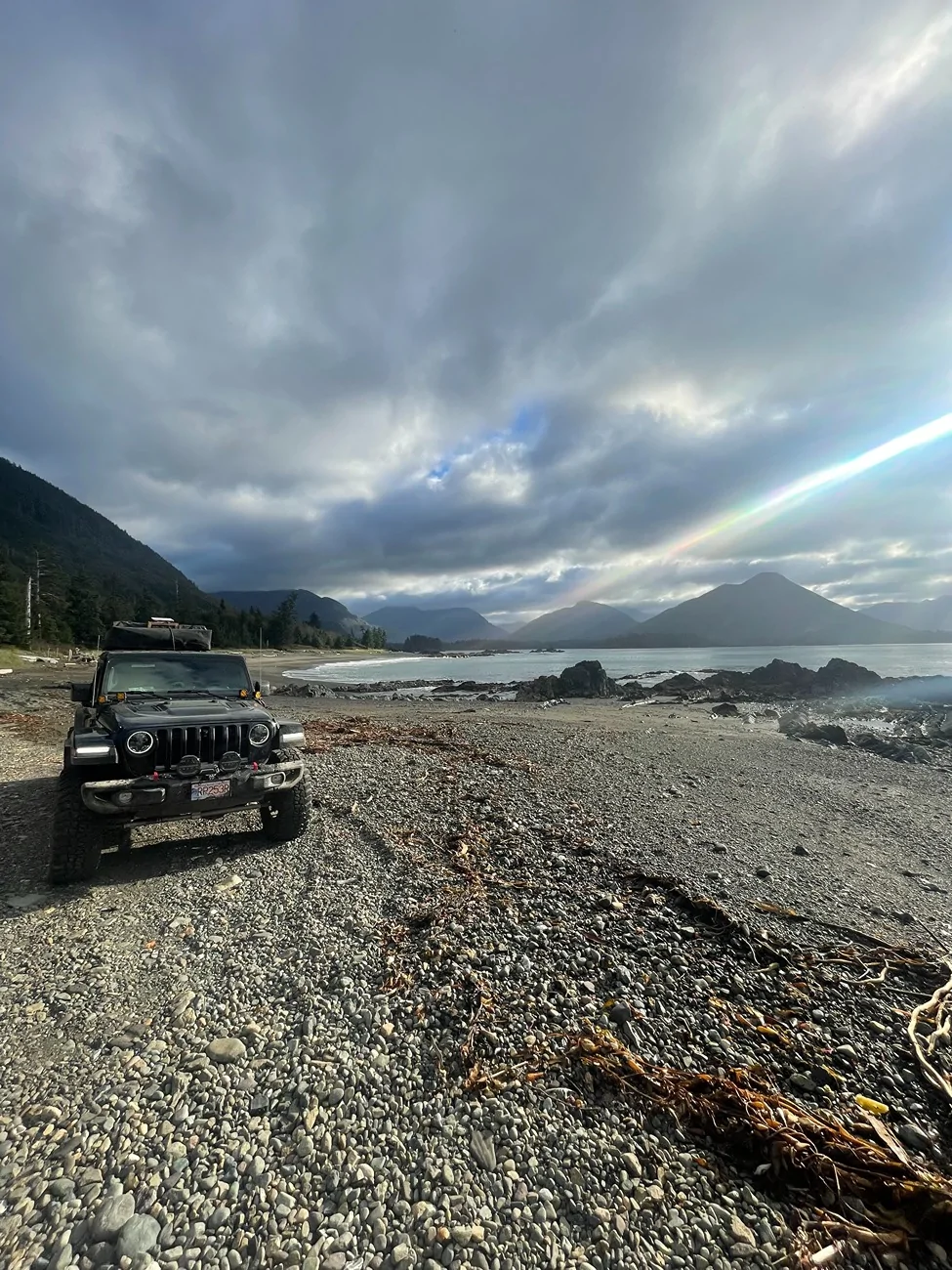 Jeep Gladiator Weekend Van Island explore SIDE BAY