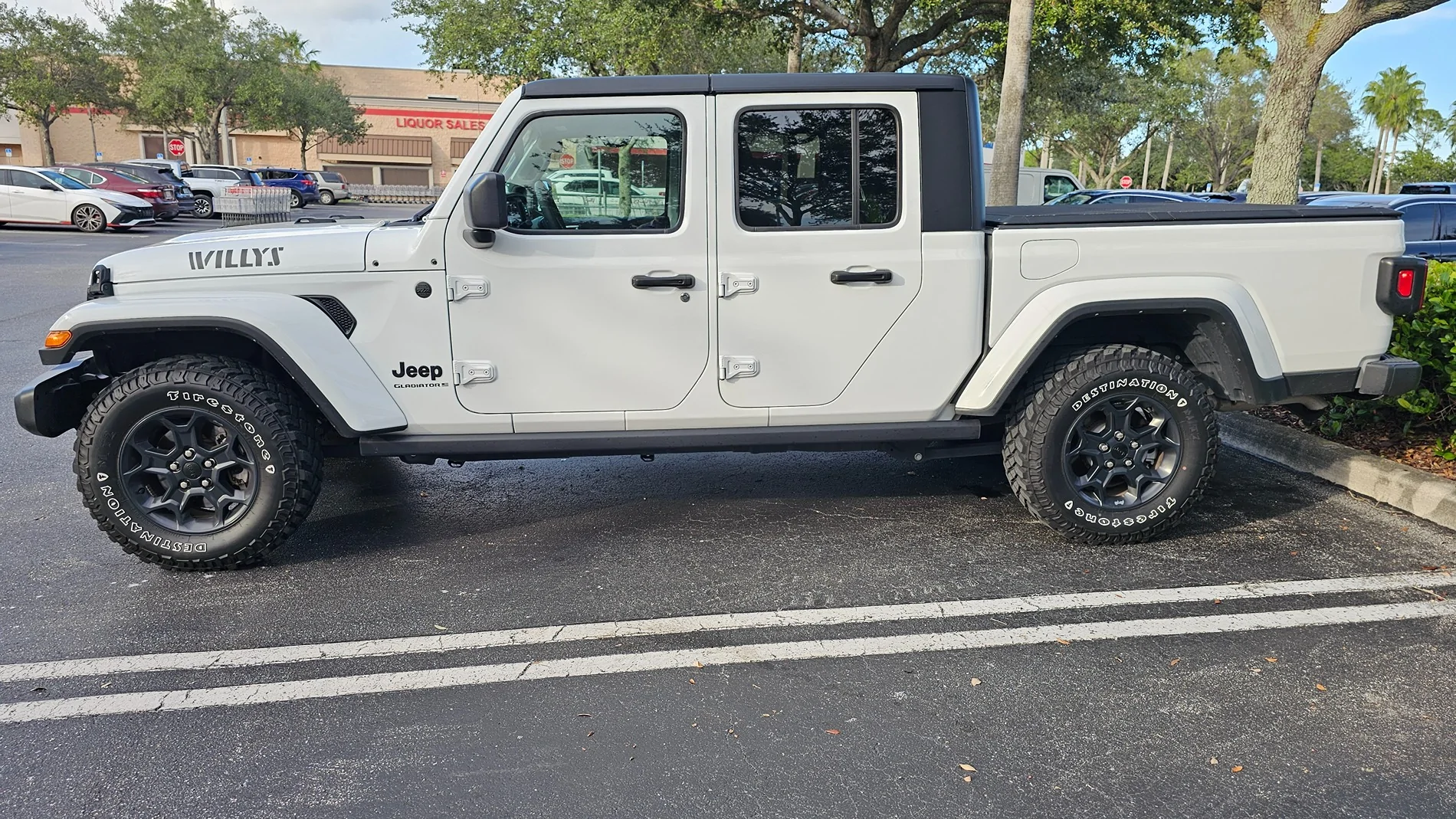 Jeep Gladiator 🤦‍♂️ It took me 2 years of owning this jeep to notice the factory put on 2 different color wheels, and now I can't unsee it. 1000018806