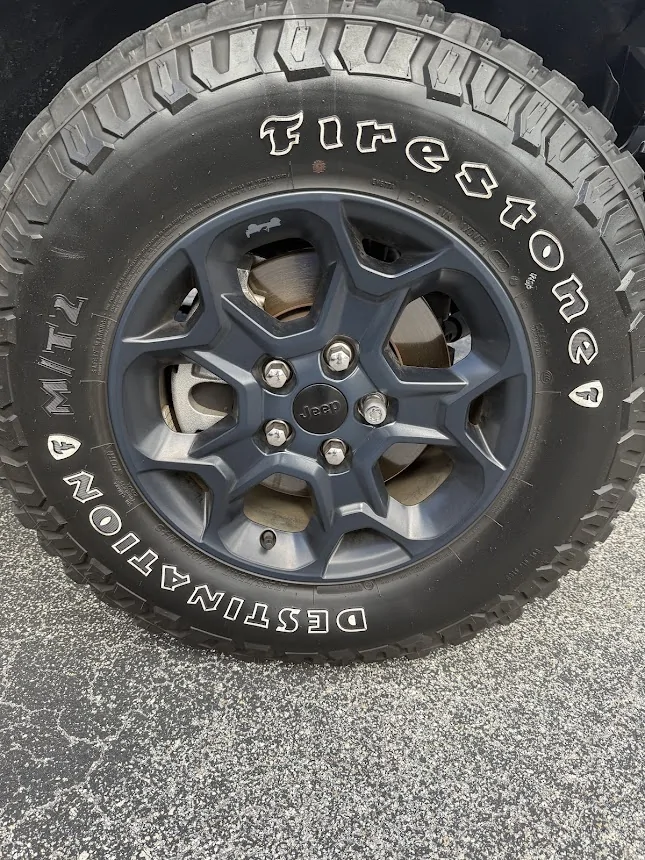 Jeep Gladiator 🤦‍♂️ It took me 2 years of owning this jeep to notice the factory put on 2 different color wheels, and now I can't unsee it. 1761757071599-44