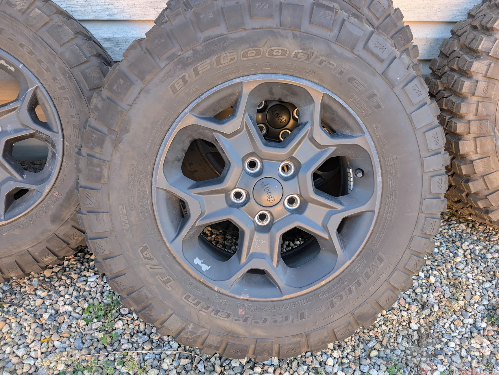 Jeep Gladiator Willys OEM wheels and tires PXL_20251025_202611897