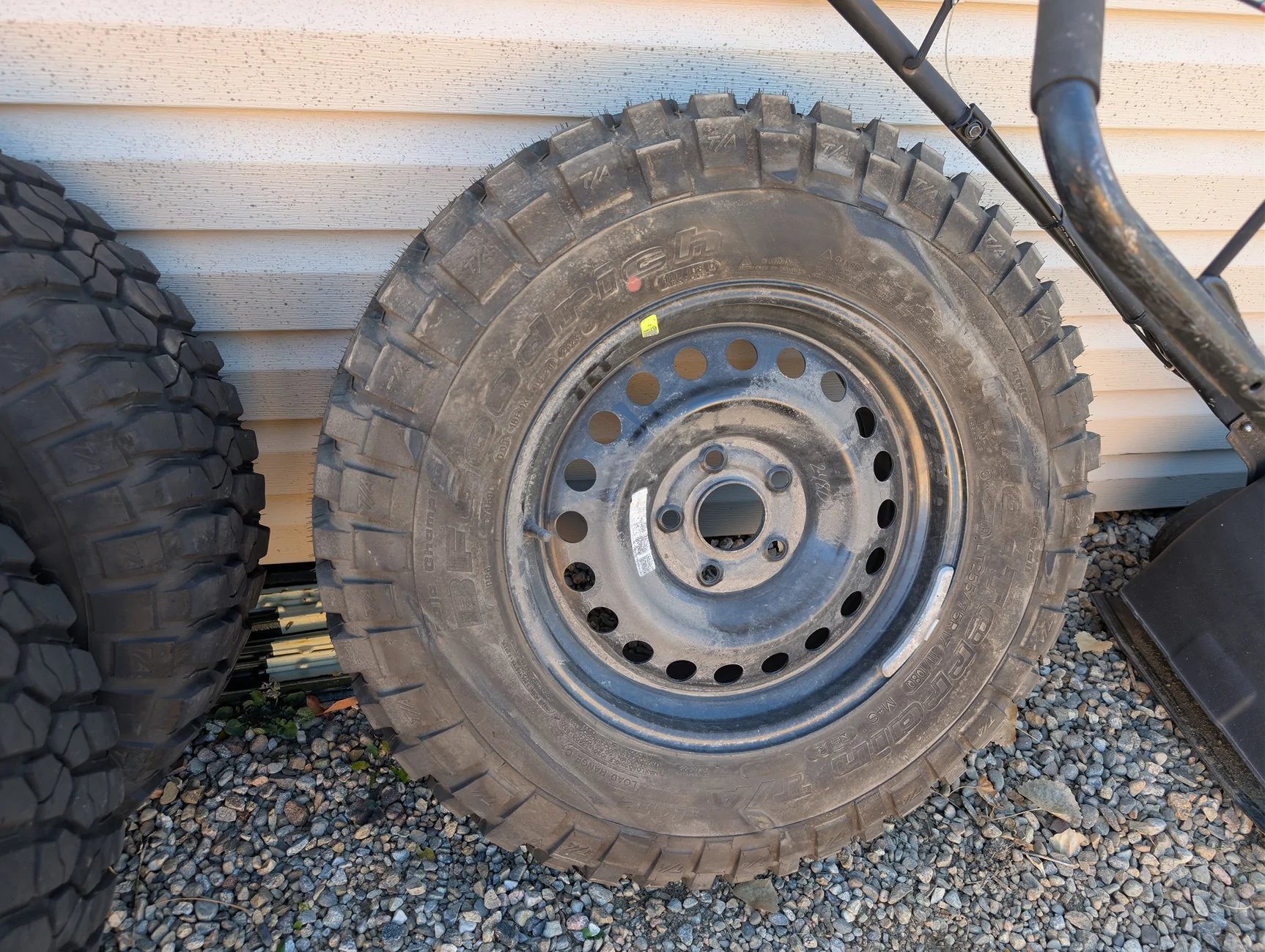 Jeep Gladiator Willys OEM wheels and tires PXL_20251025_202615733