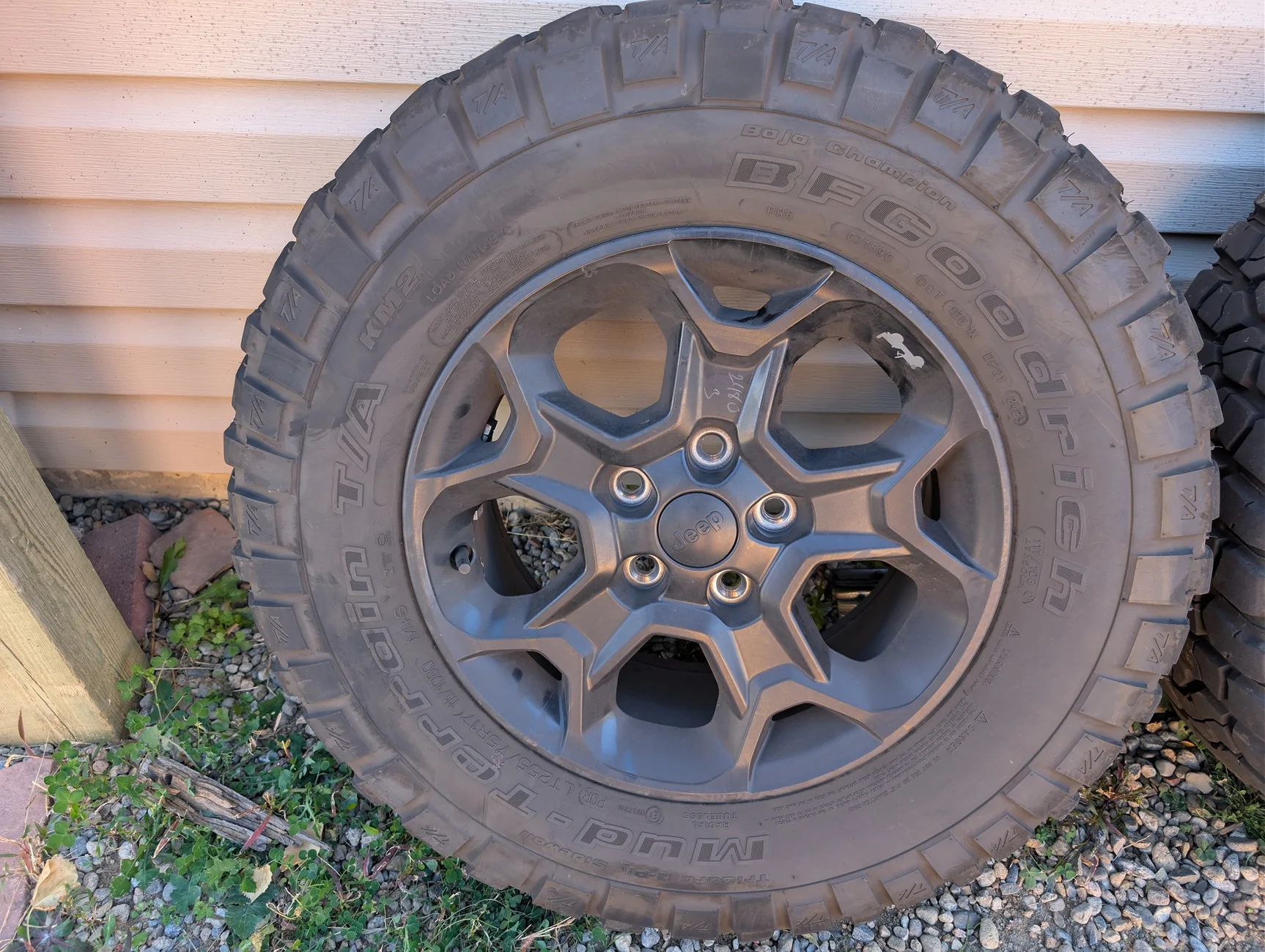 Jeep Gladiator Willys OEM wheels and tires PXL_20251025_202602843