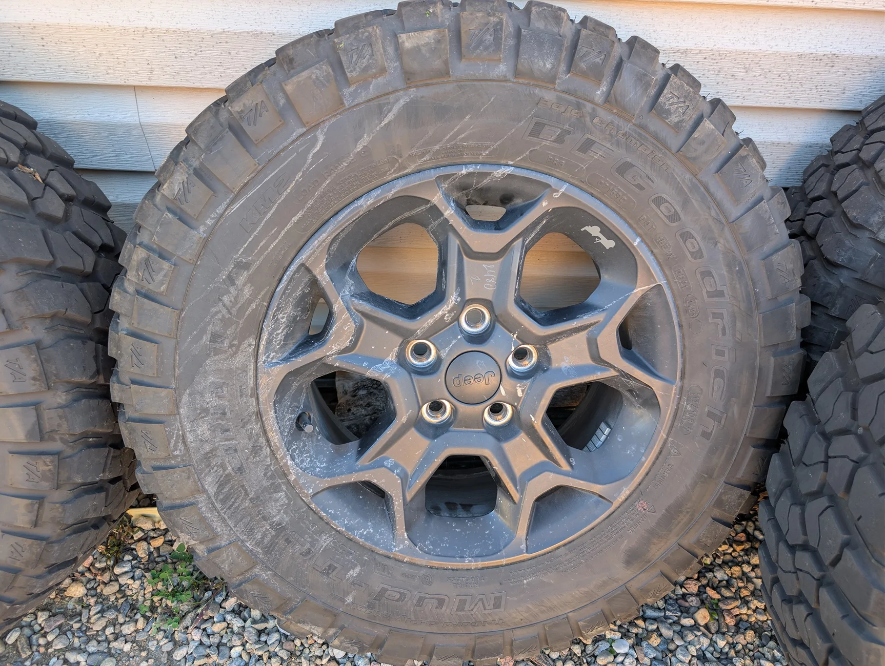 Jeep Gladiator Willys OEM wheels and tires PXL_20251025_202607458