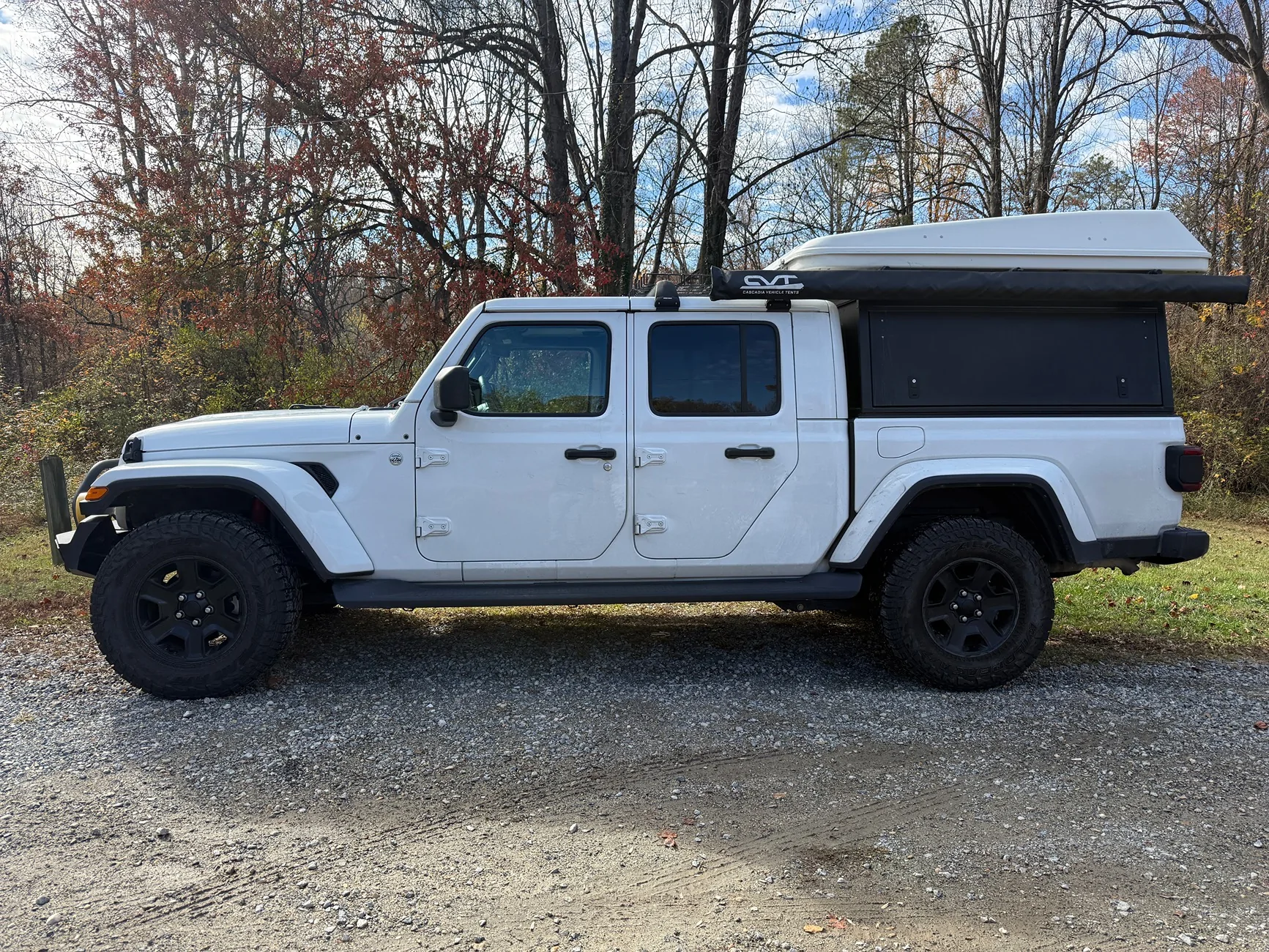 Jeep Gladiator Mojave front springs and airlift 1000 bags with sport fender flares IMG_8276