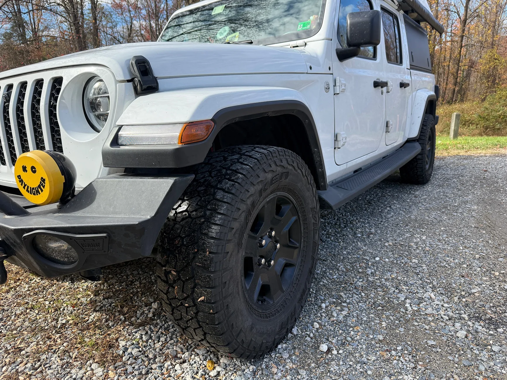 Jeep Gladiator Mojave front springs and airlift 1000 bags with sport fender flares IMG_8279
