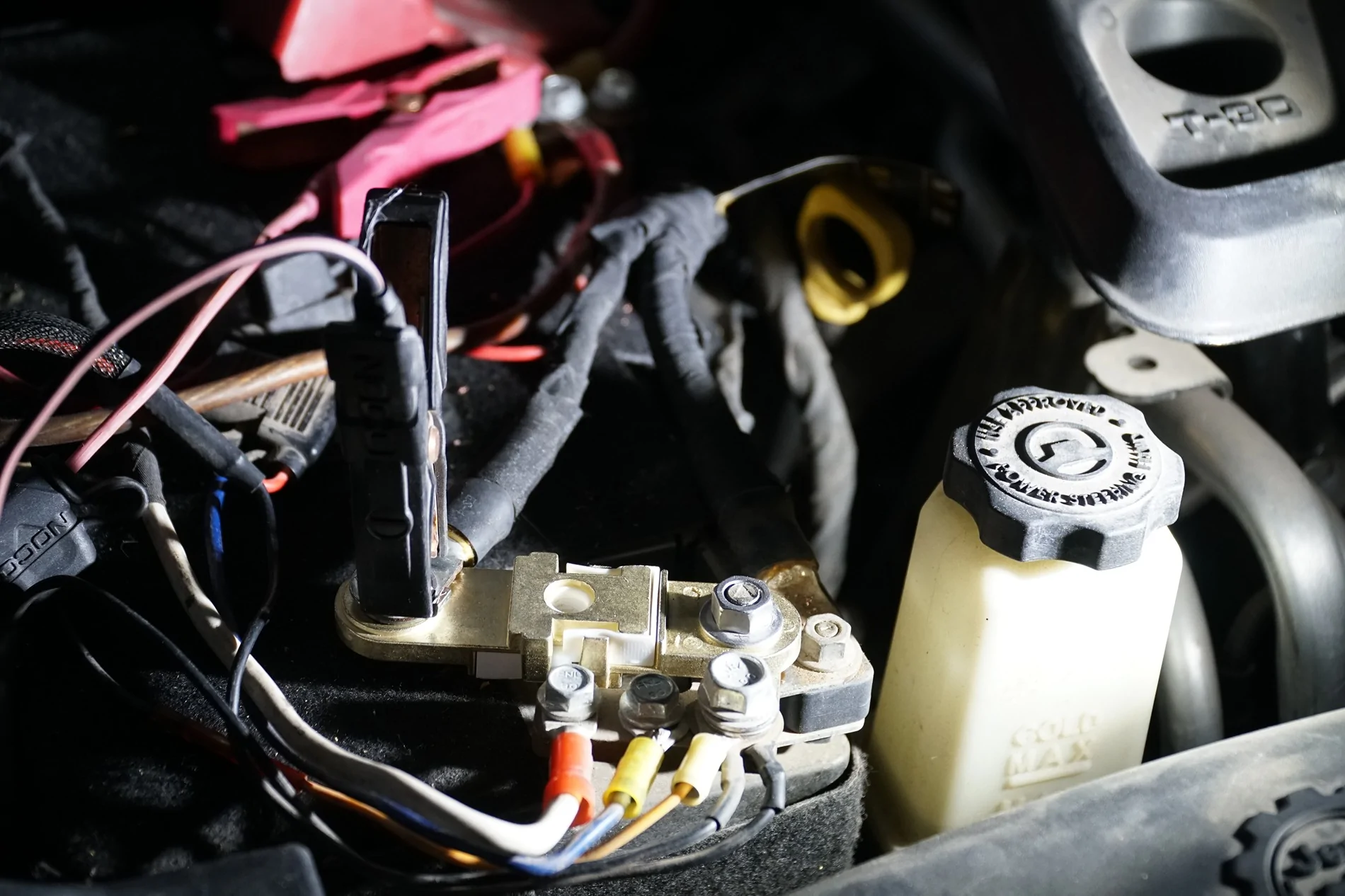 Jeep Gladiator Install auxiliary battery disconnect in 5 minutes DSC05571
