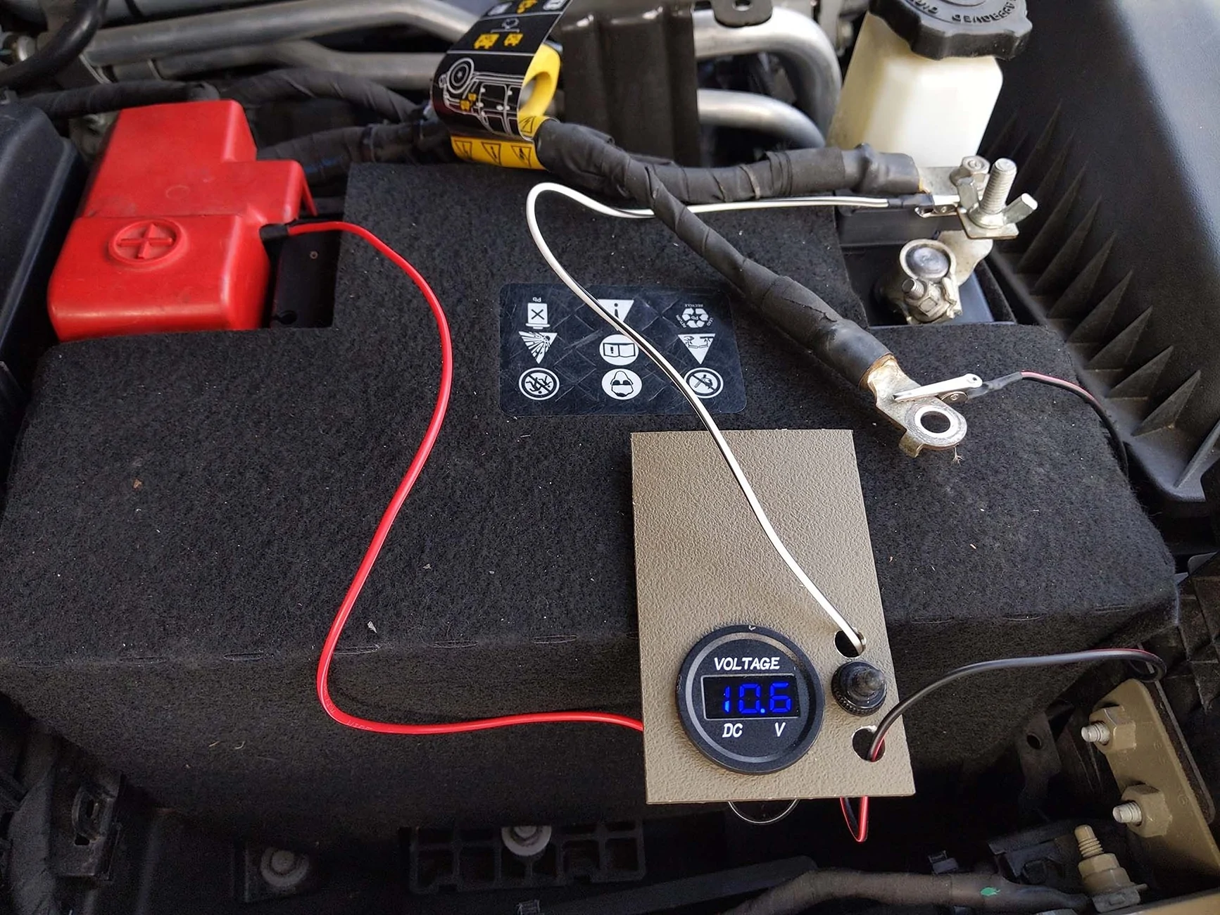 Jeep Gladiator Install auxiliary battery disconnect in 5 minutes jt battery monitor 2
