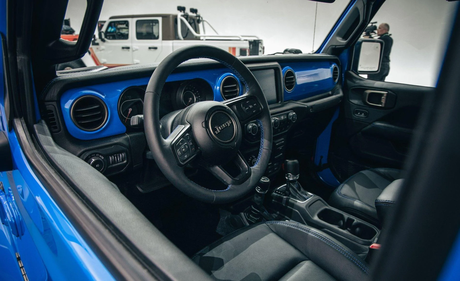 Jeep Gladiator Hydro Blue Rubicon with grey dash Jeep-J6-Concept-Gladiator-11