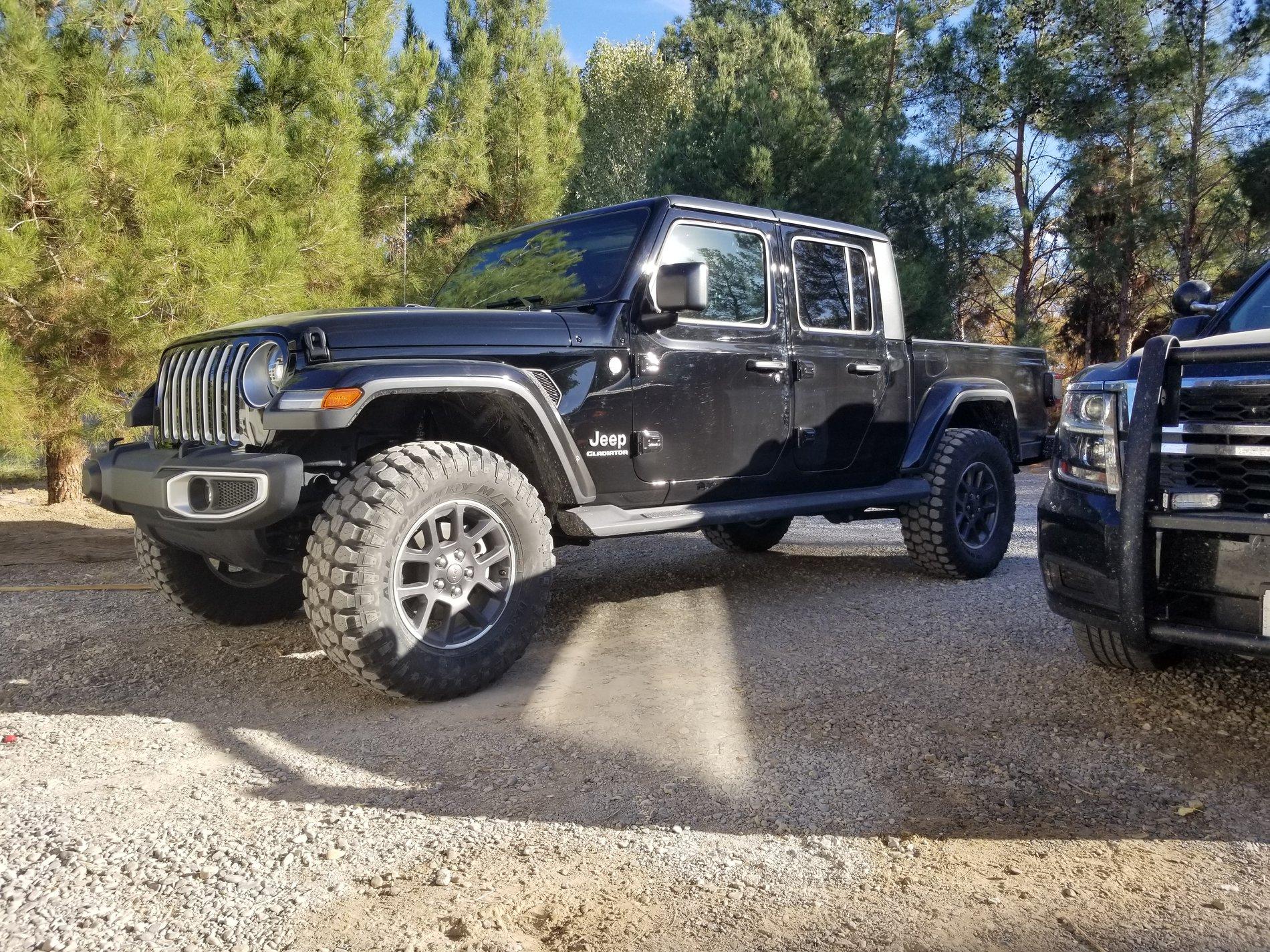 Jeep Gladiator 17" wheels and 35" tires on Overland? 20191111_142913