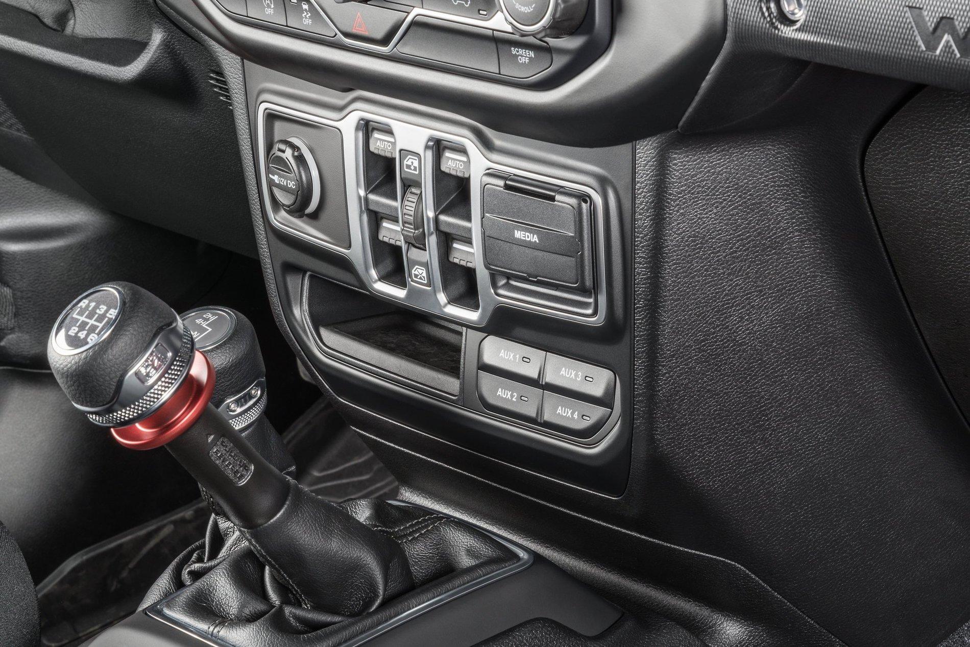 Jeep Gladiator Aux Port with Auxilliary Switches JDA_82215190_Mopar_AUX_Switch_Kit_JL_BLK