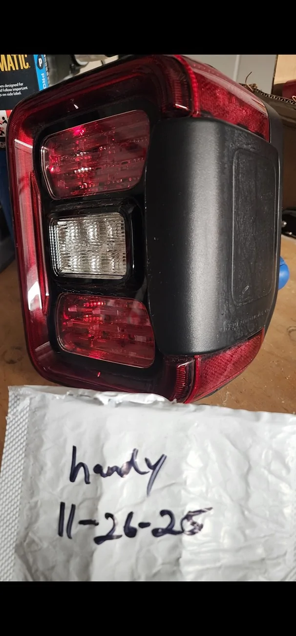 Jeep Gladiator OEM Passenger side rear light Screenshot_20251126_175338_Gallery