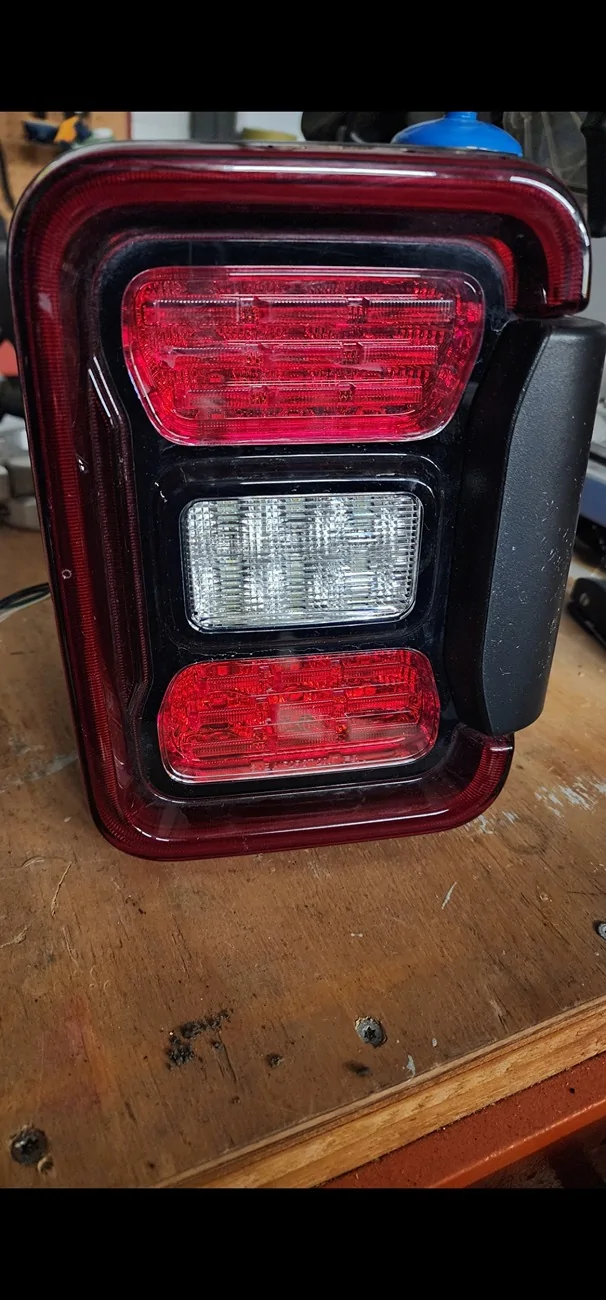 Jeep Gladiator OEM Passenger side rear light Screenshot_20251126_175414_Gallery