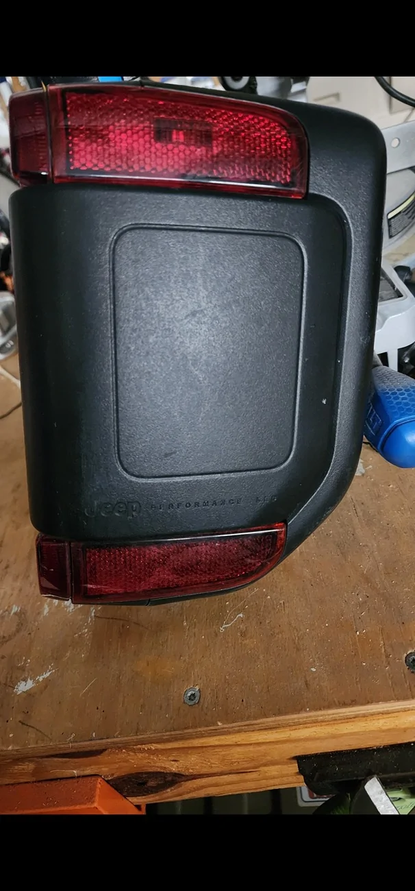 Jeep Gladiator OEM Passenger side rear light Screenshot_20251126_175354_Gallery