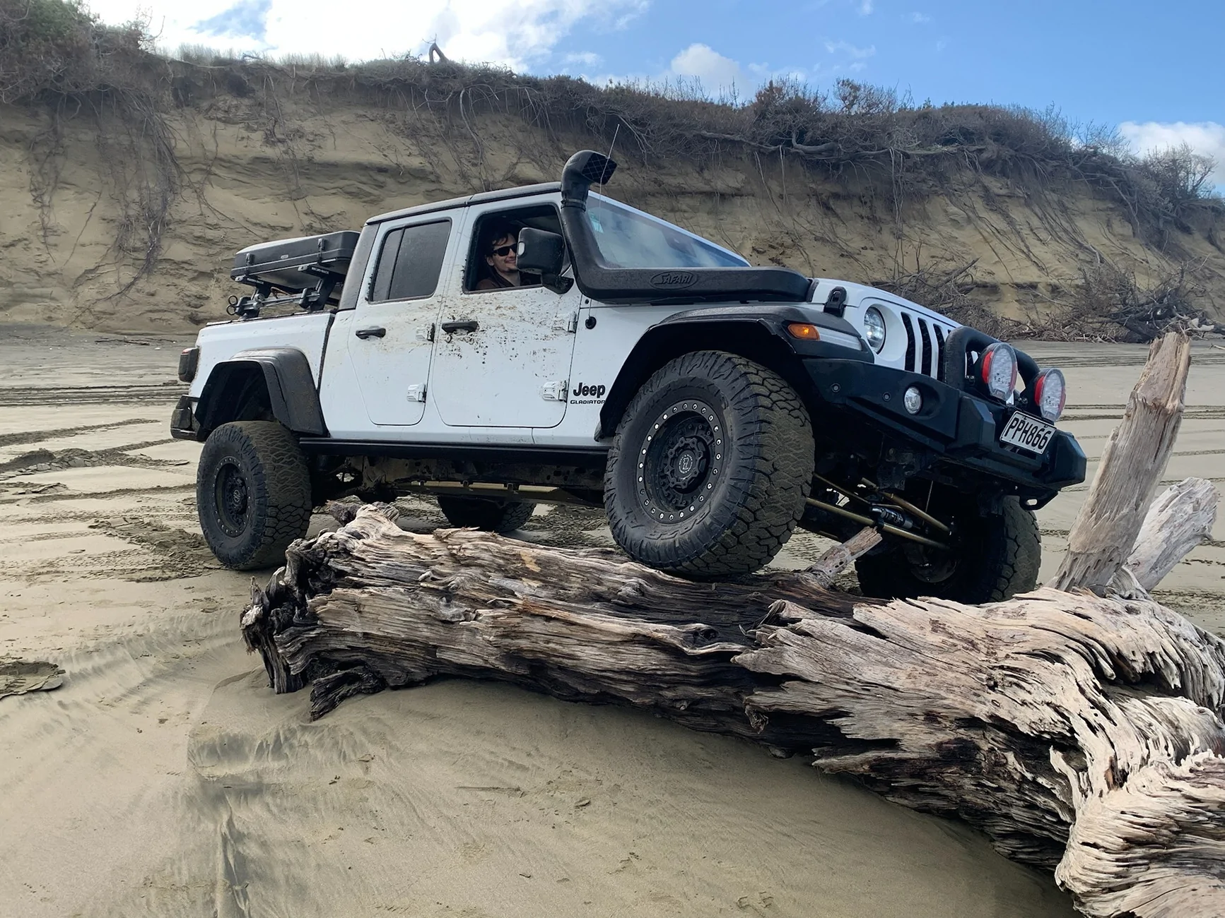 Jeep Gladiator Stuffing Tires on a Leveled High Tide IMG_6180