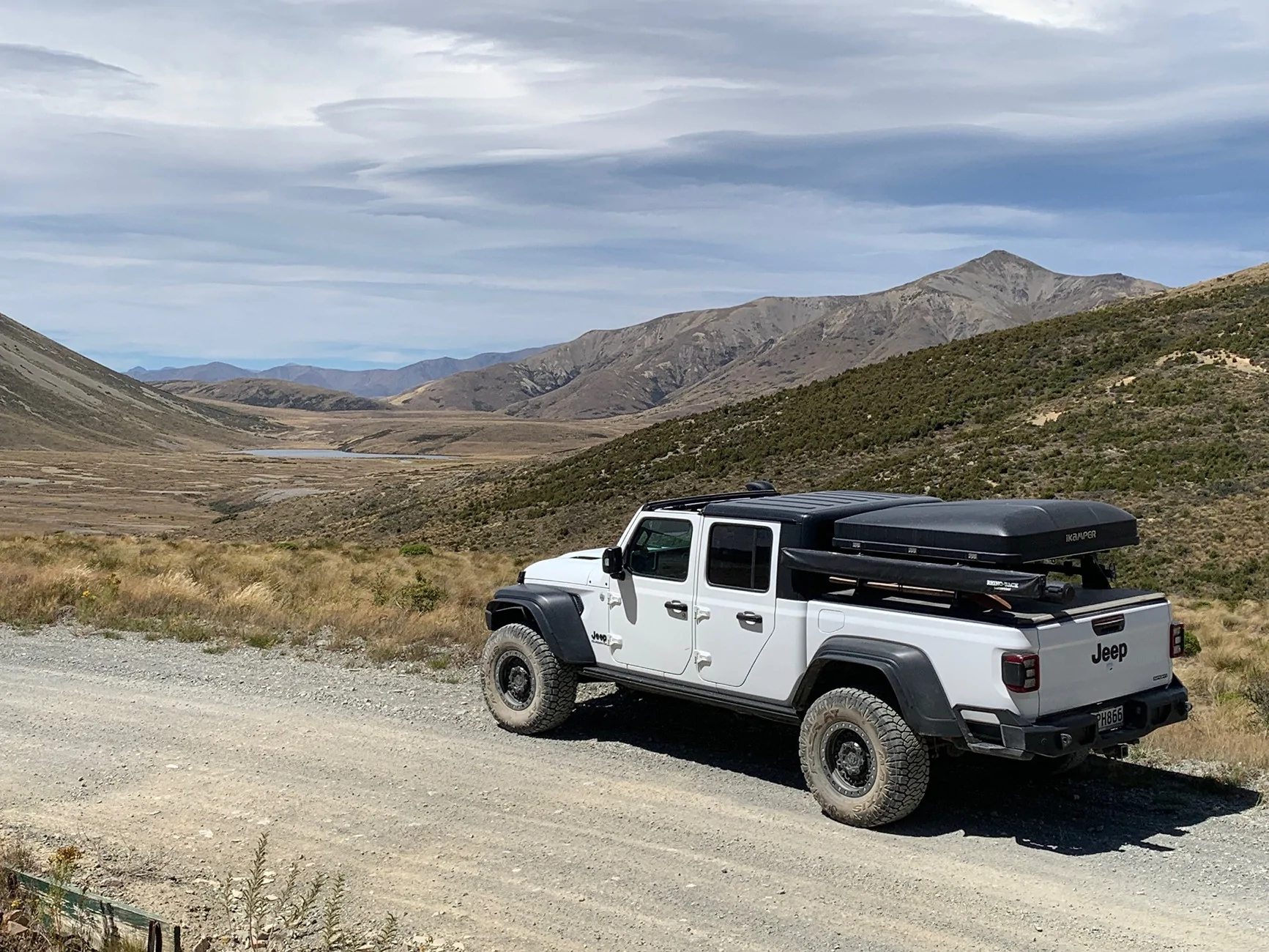 Jeep Gladiator Stuffing Tires on a Leveled High Tide Rainbow Road