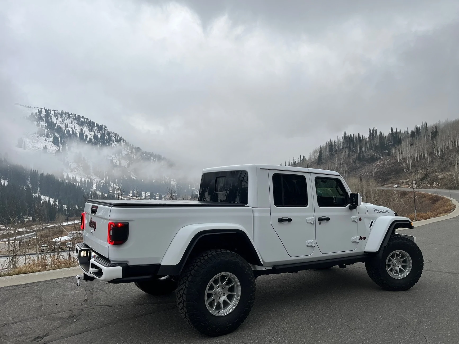 Jeep Gladiator BRIGHT WHITE Gladiator JT Club Glad Rear 11.2025