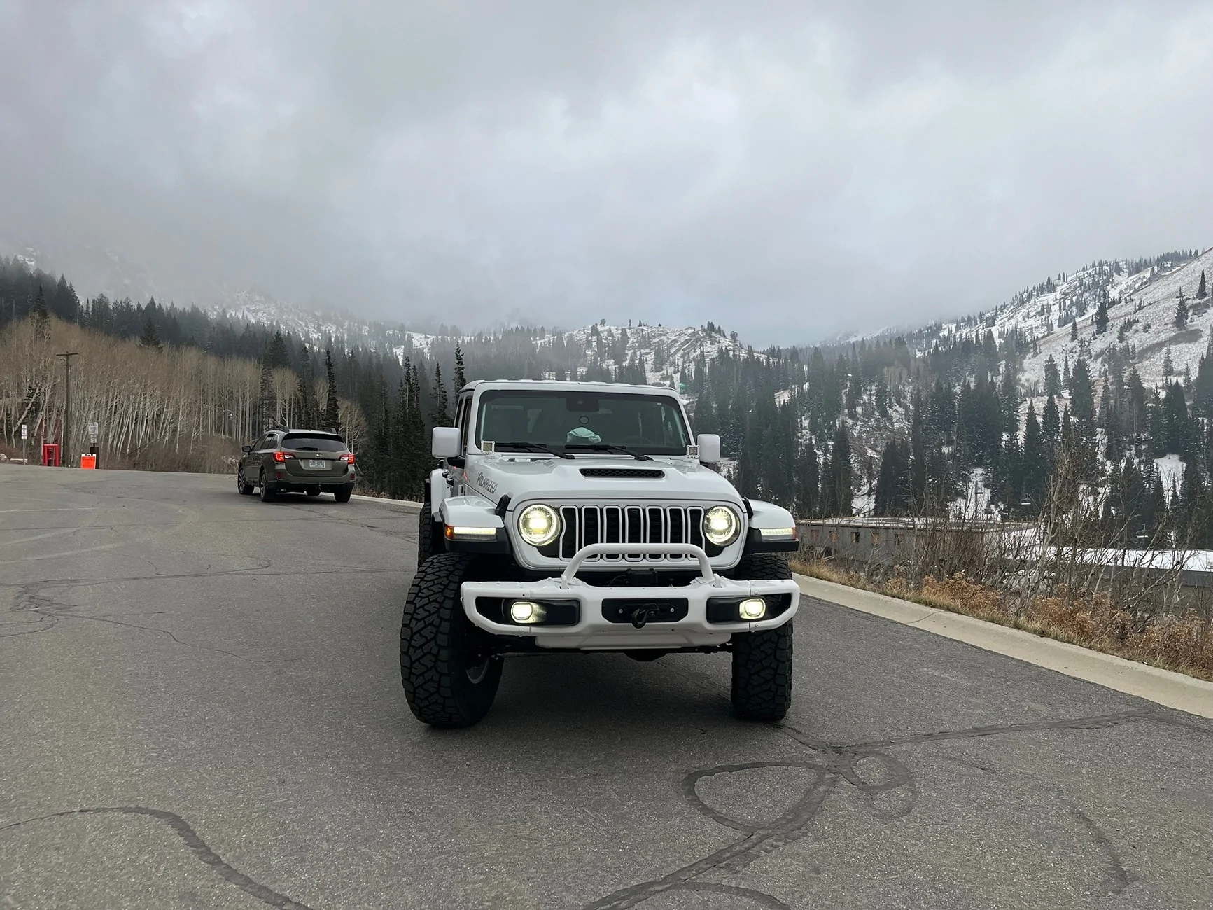 Jeep Gladiator BRIGHT WHITE Gladiator JT Club Glad Front 11.2025