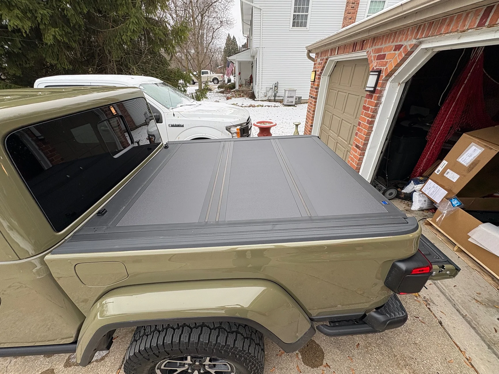 Jeep Gladiator Mopar Hard Tri-fold Tonneau IMG_9130