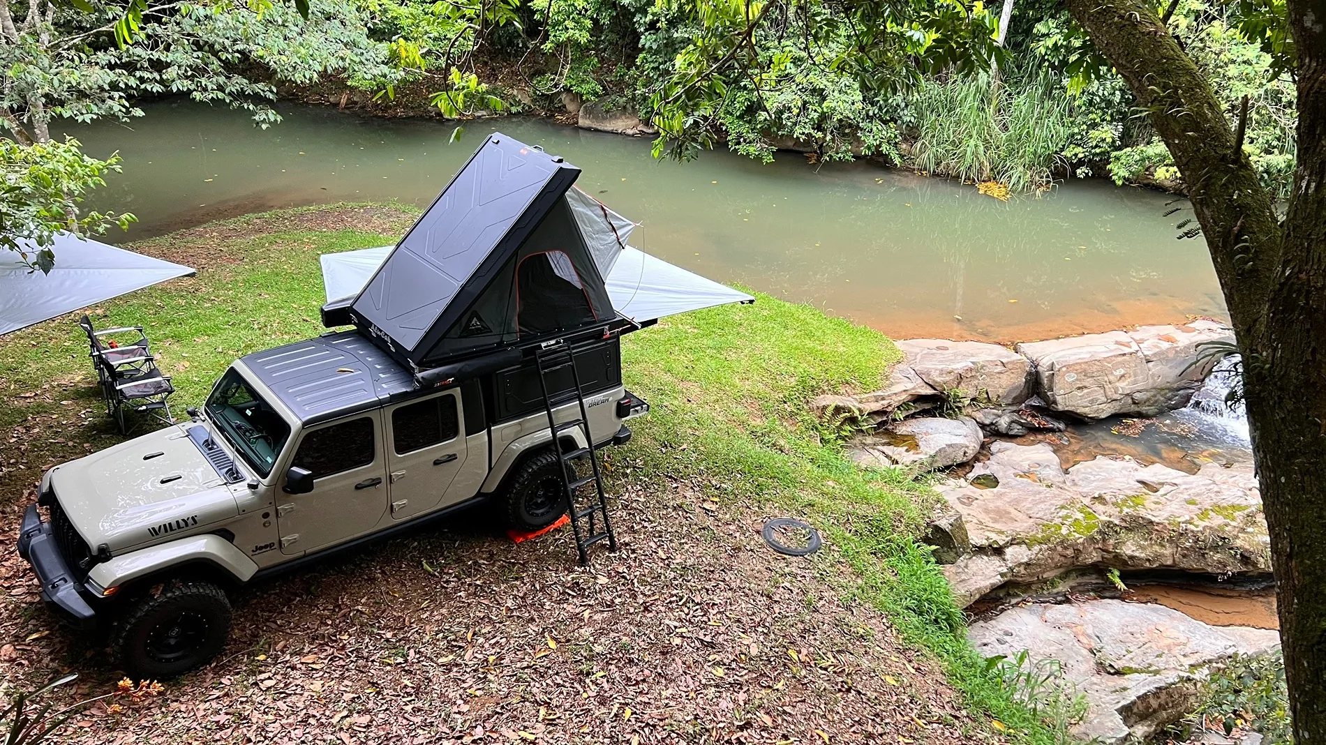 Jeep Gladiator Alu-Cab Contour Canopy Roll Call - not Camper IMG_1627