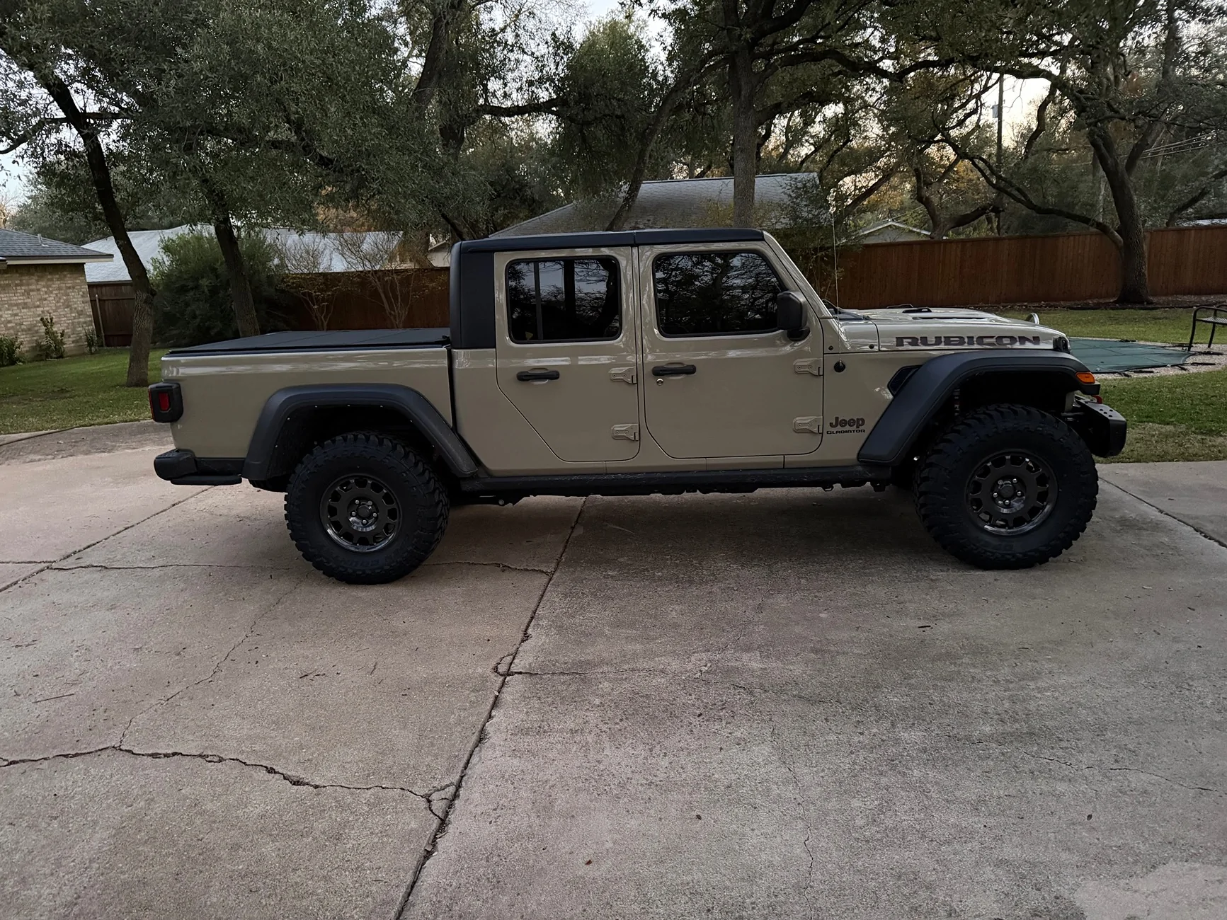 Jeep Gladiator Diode Dynamics 50" stage series led light bar roof mounted on 2022 Gladiator Rubicon IMG_6213