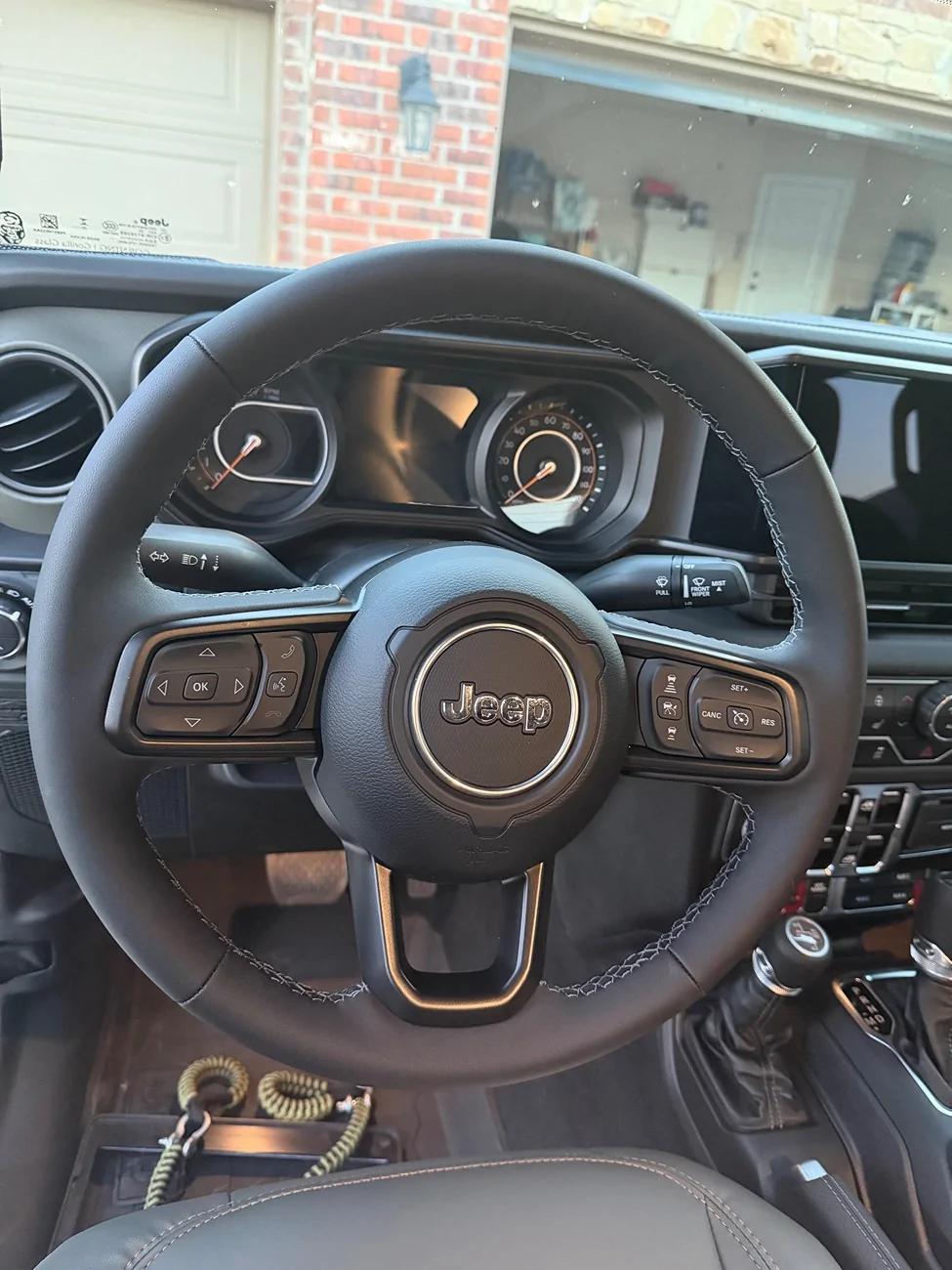Jeep Gladiator IF your 2025 Mojave/X came in with a Sport steering wheel, make the dealer replace it IMG_8636