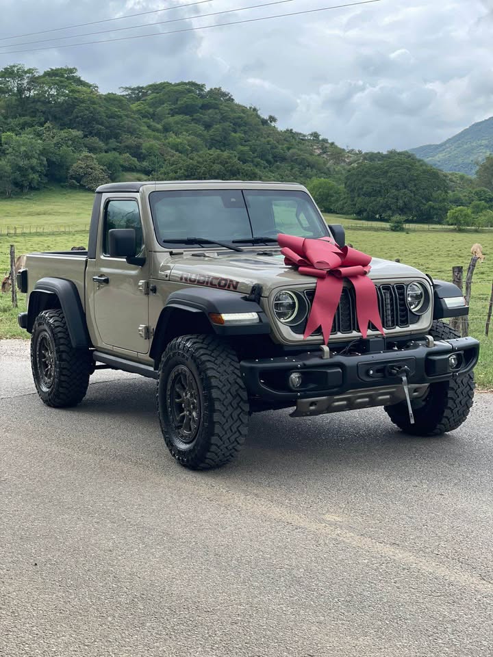 Jeep Gladiator Gladiator Mini-Me for Sale 🎄🎀 r_HeLMLqJUSXSmxPA&_nc_zt=23&_nc_ht=scontent-eze1-1