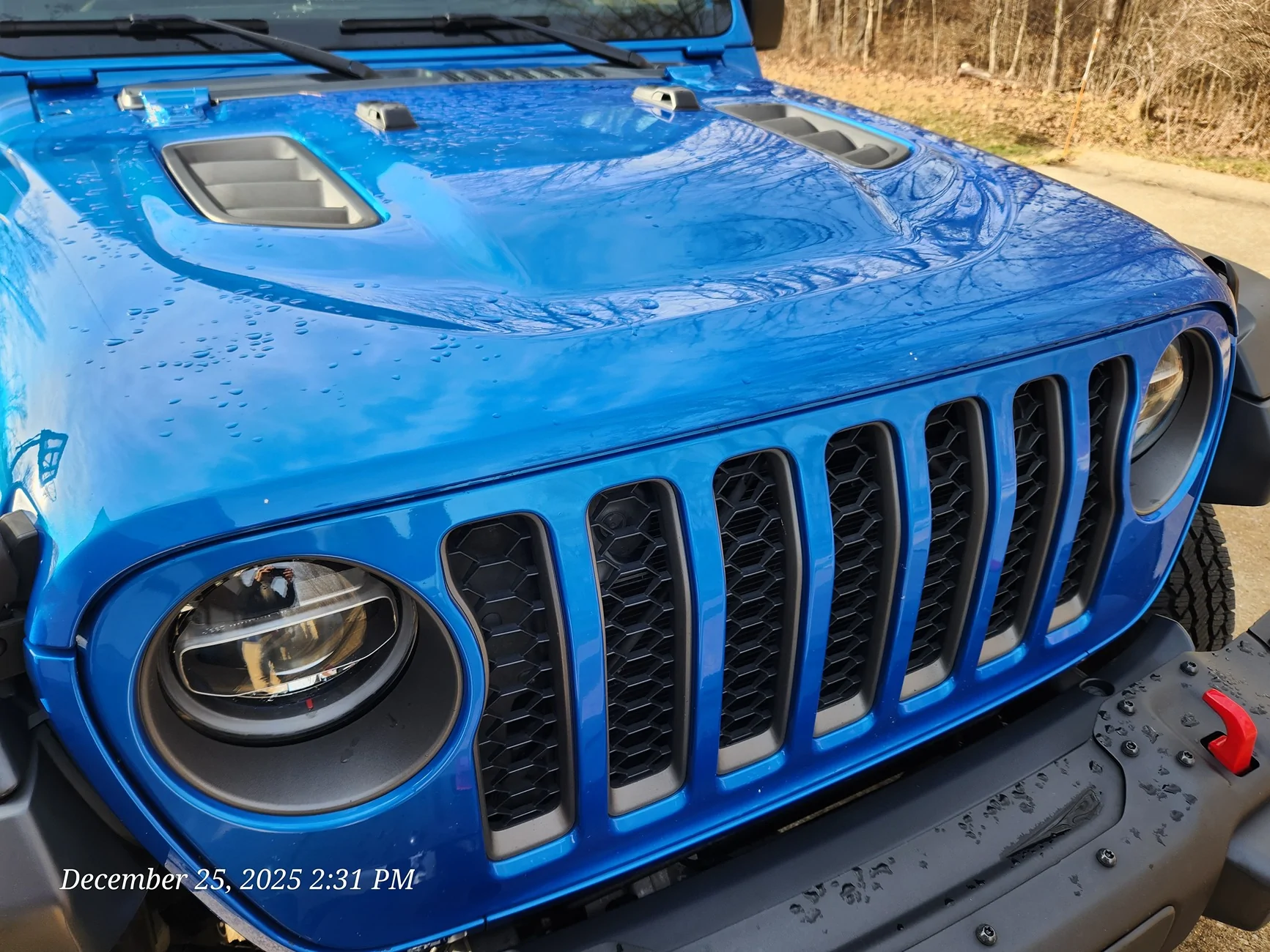 Jeep Gladiator Rock/salt chips in hood 20251225_143102