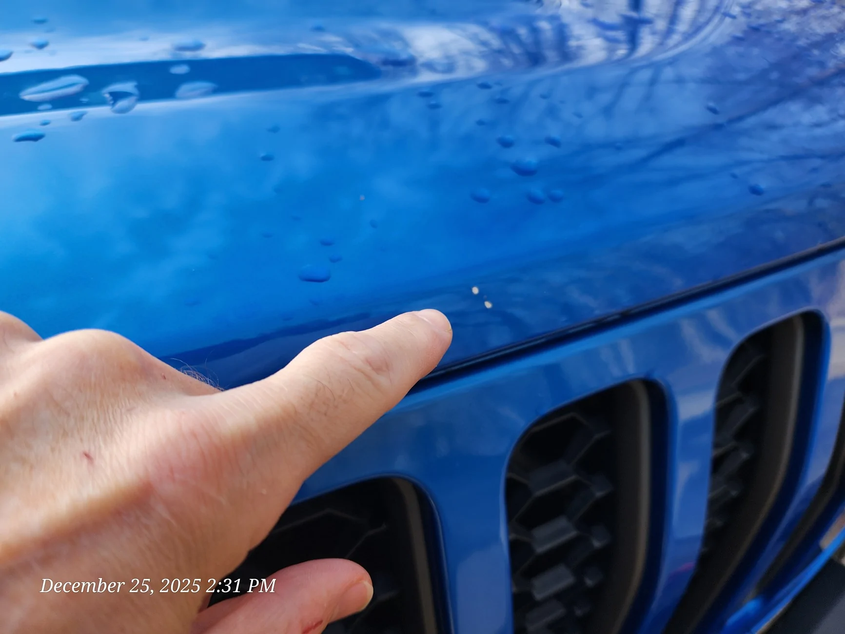 Jeep Gladiator Rock/salt chips in hood 20251225_143122