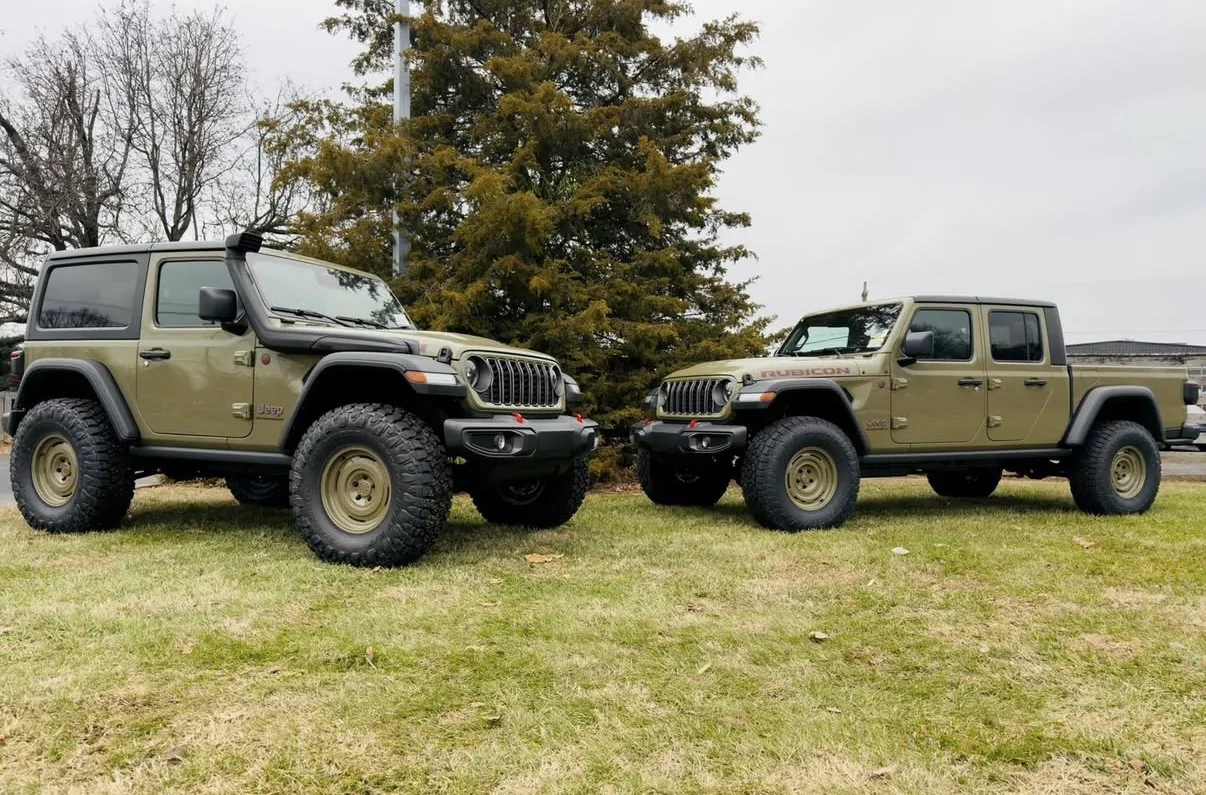 Jeep Gladiator Jeeps Parking Next To Jeeps IMG_1821