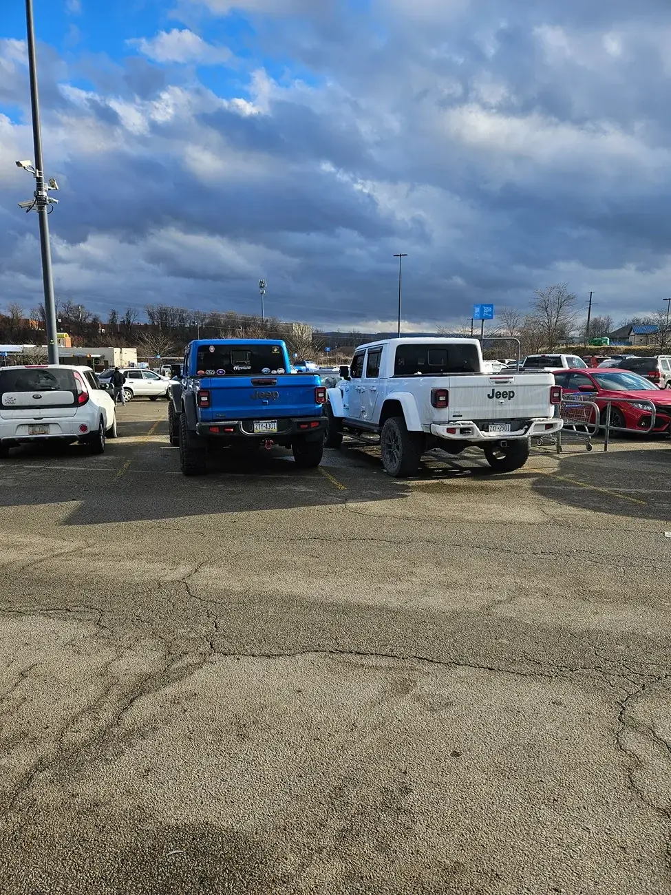 Jeep Gladiator Jeeps Parking Next To Jeeps 1768684490804-zu
