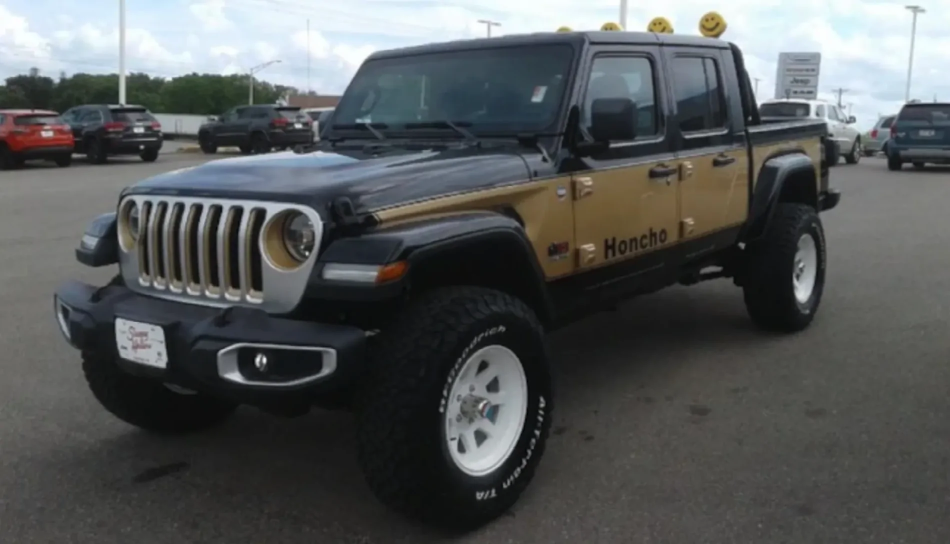 Jeep Gladiator Got it on the road with old school wrap, 3.5" lift and 37s. All I lack is finishing 1769263573578-do