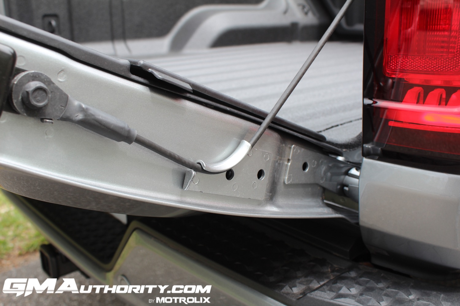 ior-106-MultiStow-tailgate-cable-halfgate-position.jpg