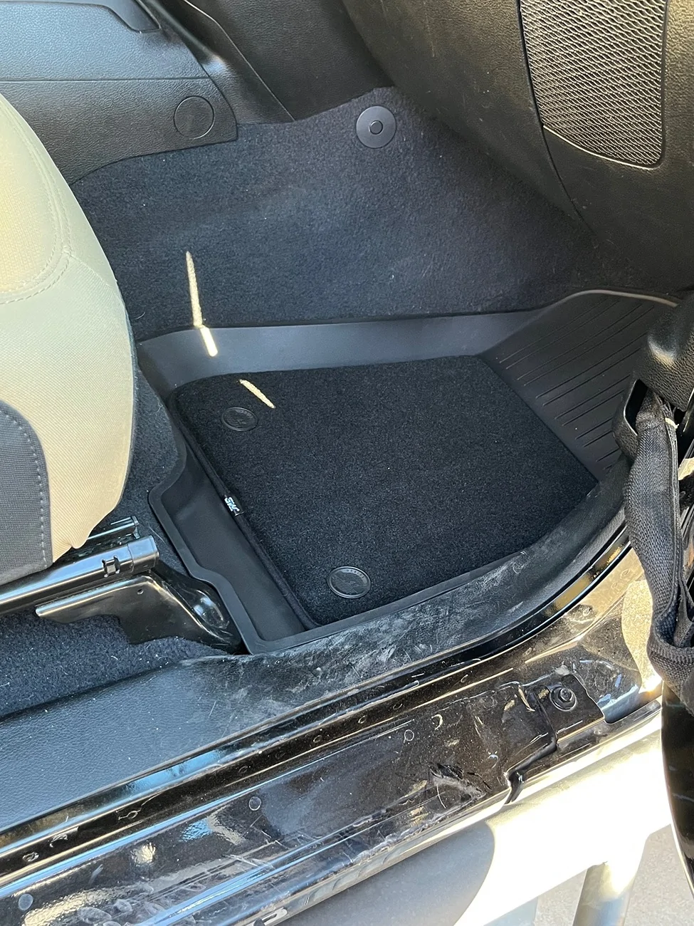 Jeep Gladiator 3Wliners Floor Mats Review vs. factory floor mats (in 23JTR) IMG_2263