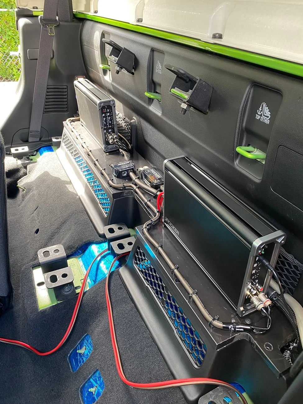 Jeep Gladiator Kicker speaker upgrade in the roll bar IMG_1256