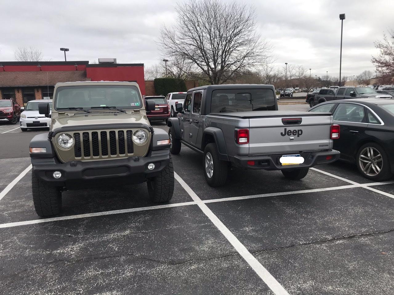 Jeep Gladiator Jeeps Parking Next To Jeeps F80A5479-290A-40C6-83DA-B654906A88C7