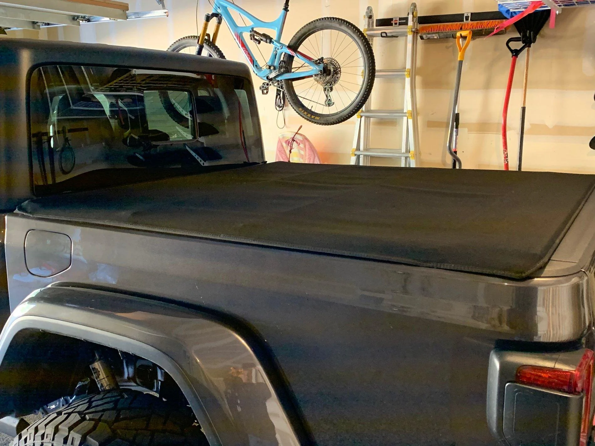 Jeep Gladiator OEM Soft Roll Up Tonneau IMG_0239
