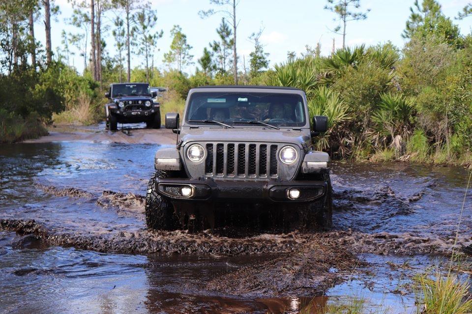 Jeep Gladiator STING GRAY Gladiator JT Club 33E32FF8-CBE8-4741-9C3E-DE839E9CB5FA
